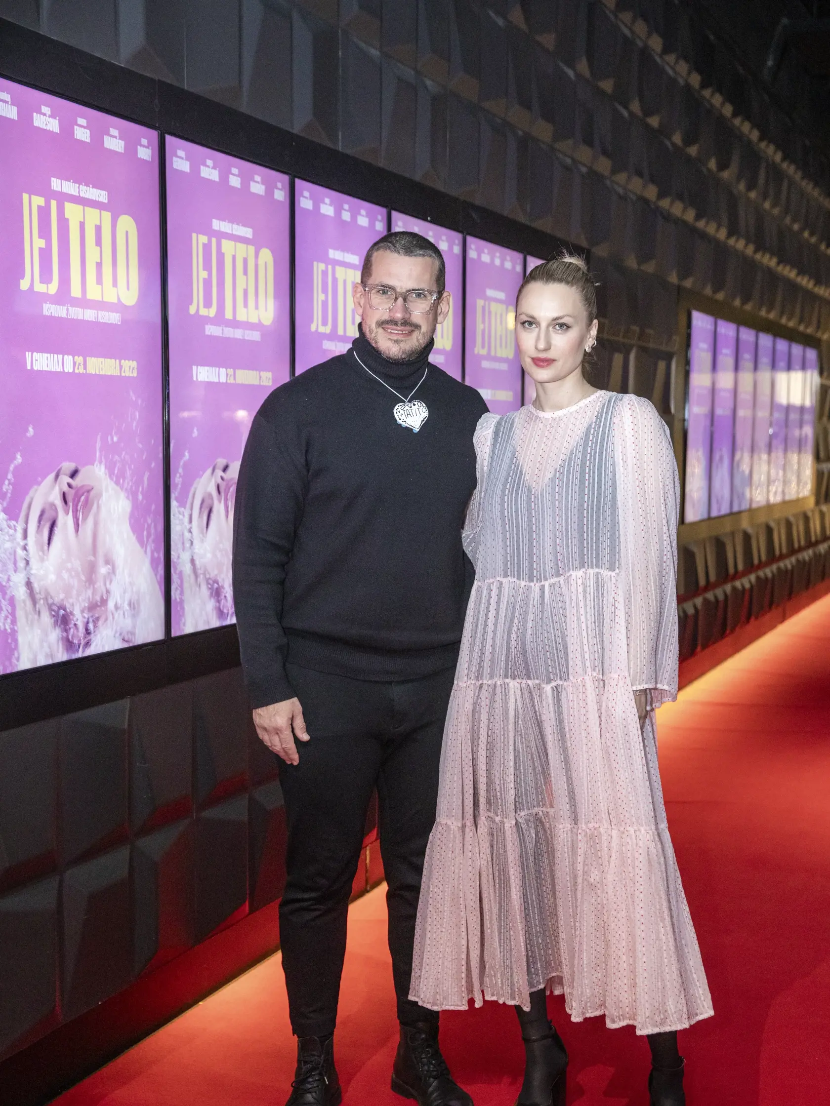 Herečka Natália Germáni s manželom Martinom Valihorom na premiére filmu Jej telo.