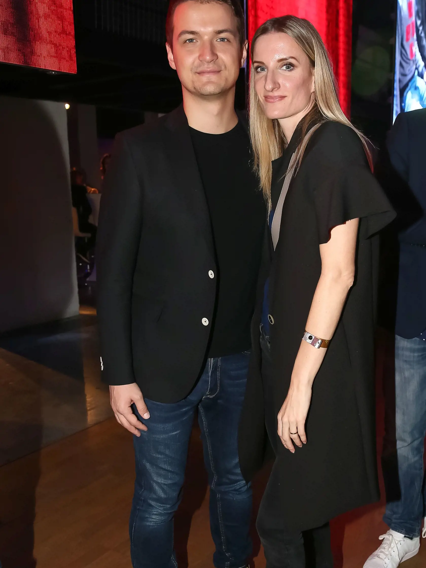 Adela Vinczeová prišla aj so svojím manželom Viktorom Vinczem. Párik sa zladil do rovnakej farby a tou bola čierna. Svoje outfity poňali ležérne, o čom svedčia ich tenisky rovnakej, známej, značky. Adela zvolila rifle a predĺžené sako, ktoré miestami pôsobilo akoby mala na rifliach šaty.