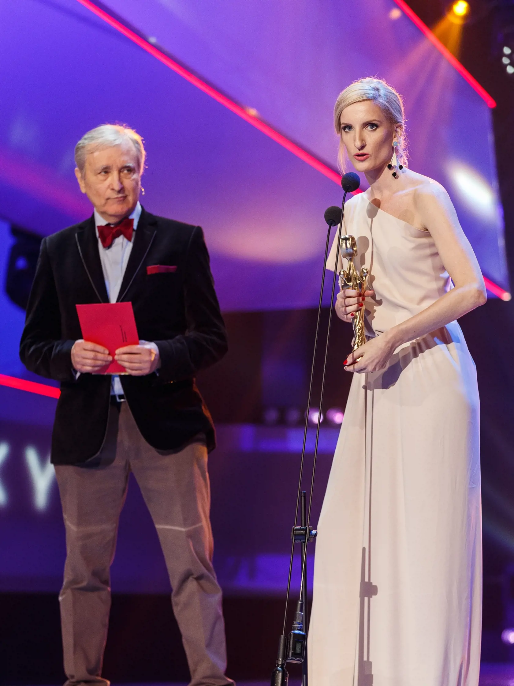 Na snímke moderátorka Adela Vinczeová si preberá cenu v kategórií moderátor zábavného programu počas slávnostného vyhlasovania ankety Osobnosť televíznej obrazovky 2018 v budove Slovenského národného divadla.
