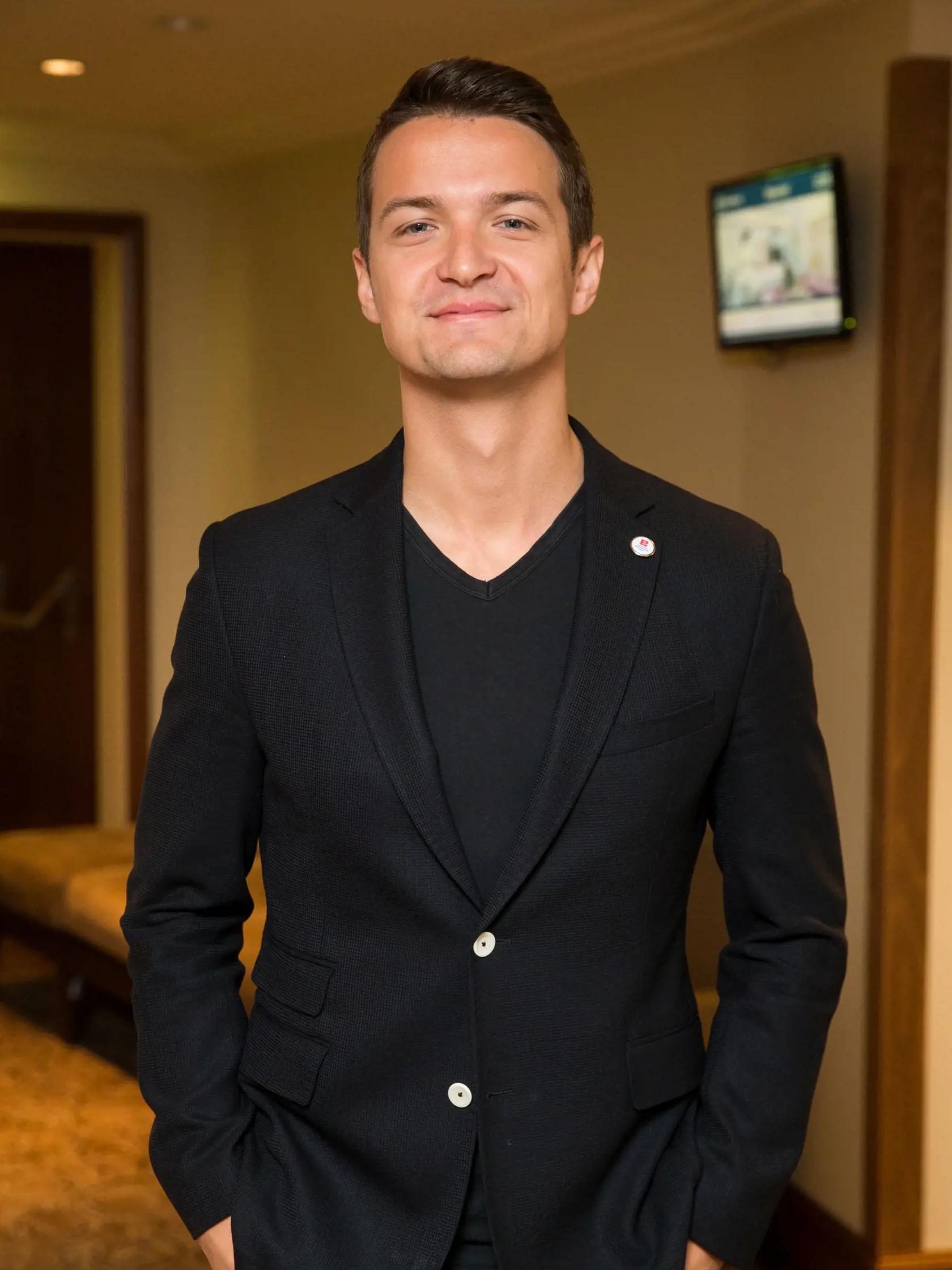Viktor Vincze ako moderátor akcie Záchrany života stavil na pohodlný outfit. Ten pozostával z modrých riflí a čierneho saka. 