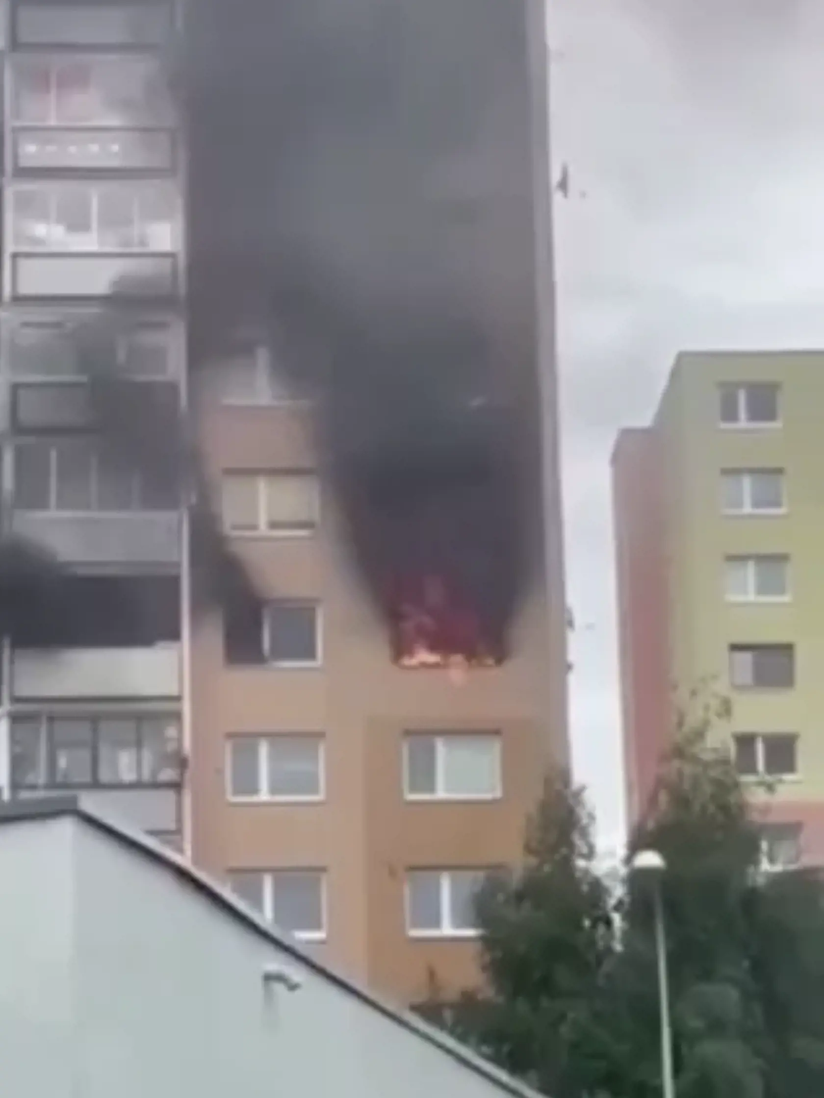 Horiaca bytovka v Poprade, oheň sa tam rozhorel v utorok popoludní.