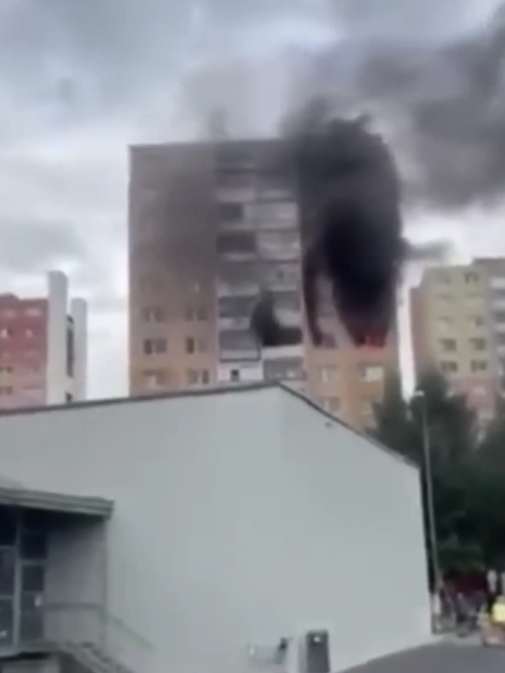 Horiaca bytovka v Poprade, oheň sa tam rozhorel v utorok popoludní.