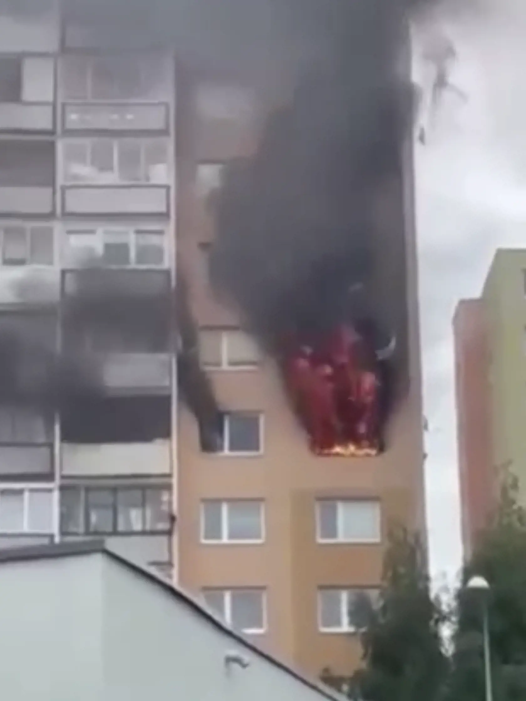 Horiaca bytovka v Poprade, oheň sa tam rozhorel v utorok popoludní.