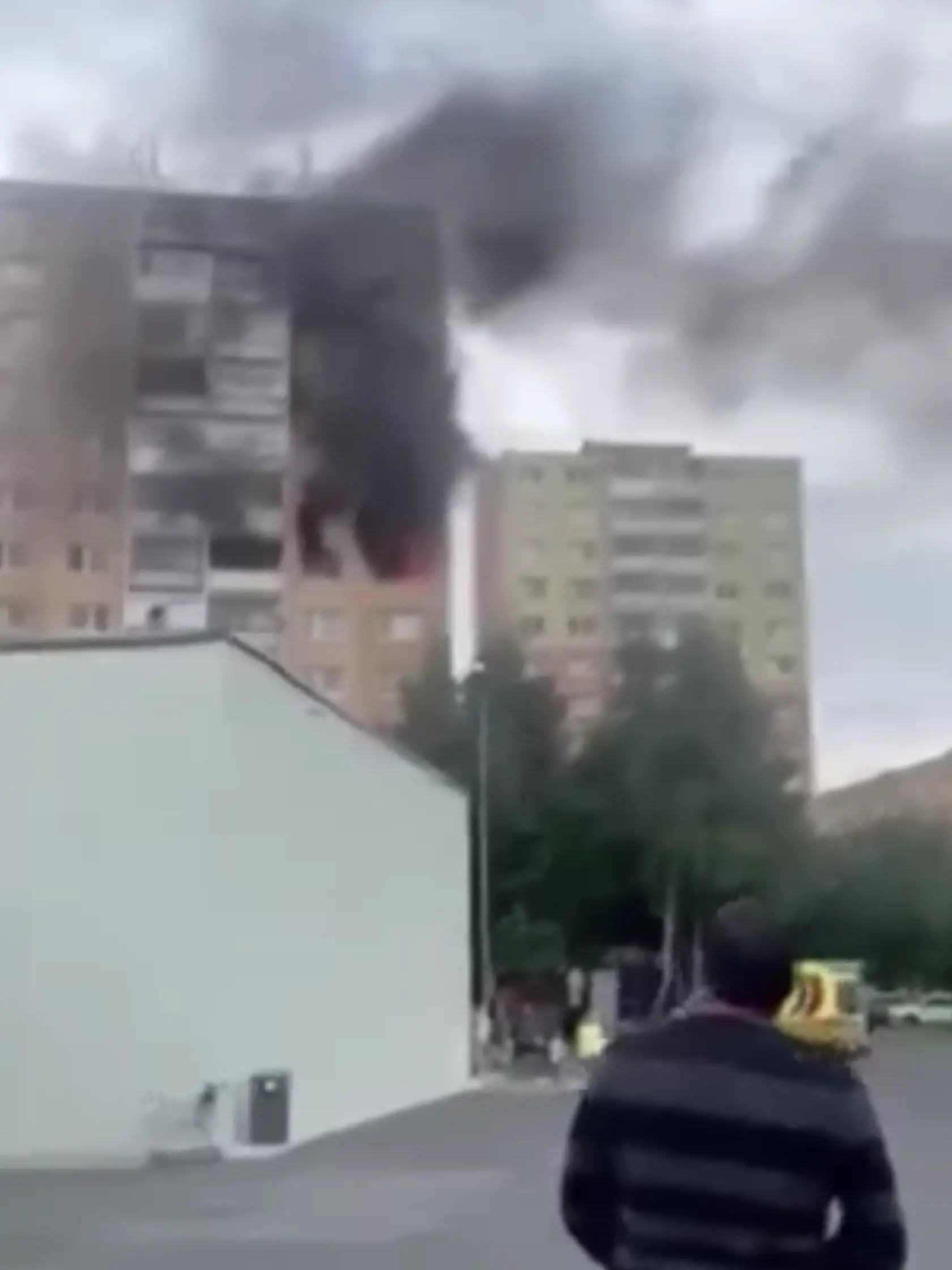 Horiaca bytovka v Poprade, oheň sa tam rozhorel v utorok popoludní.