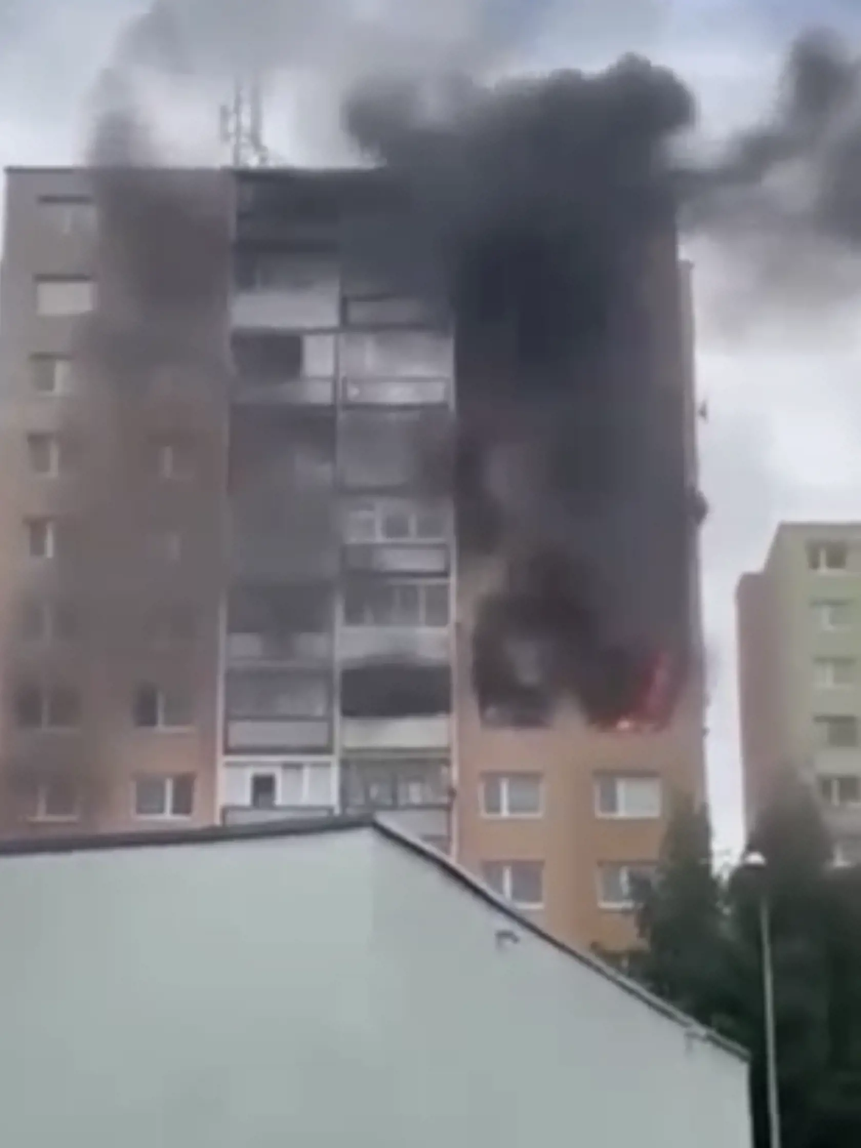 Horiaca bytovka v Poprade, oheň sa tam rozhorel v utorok popoludní.