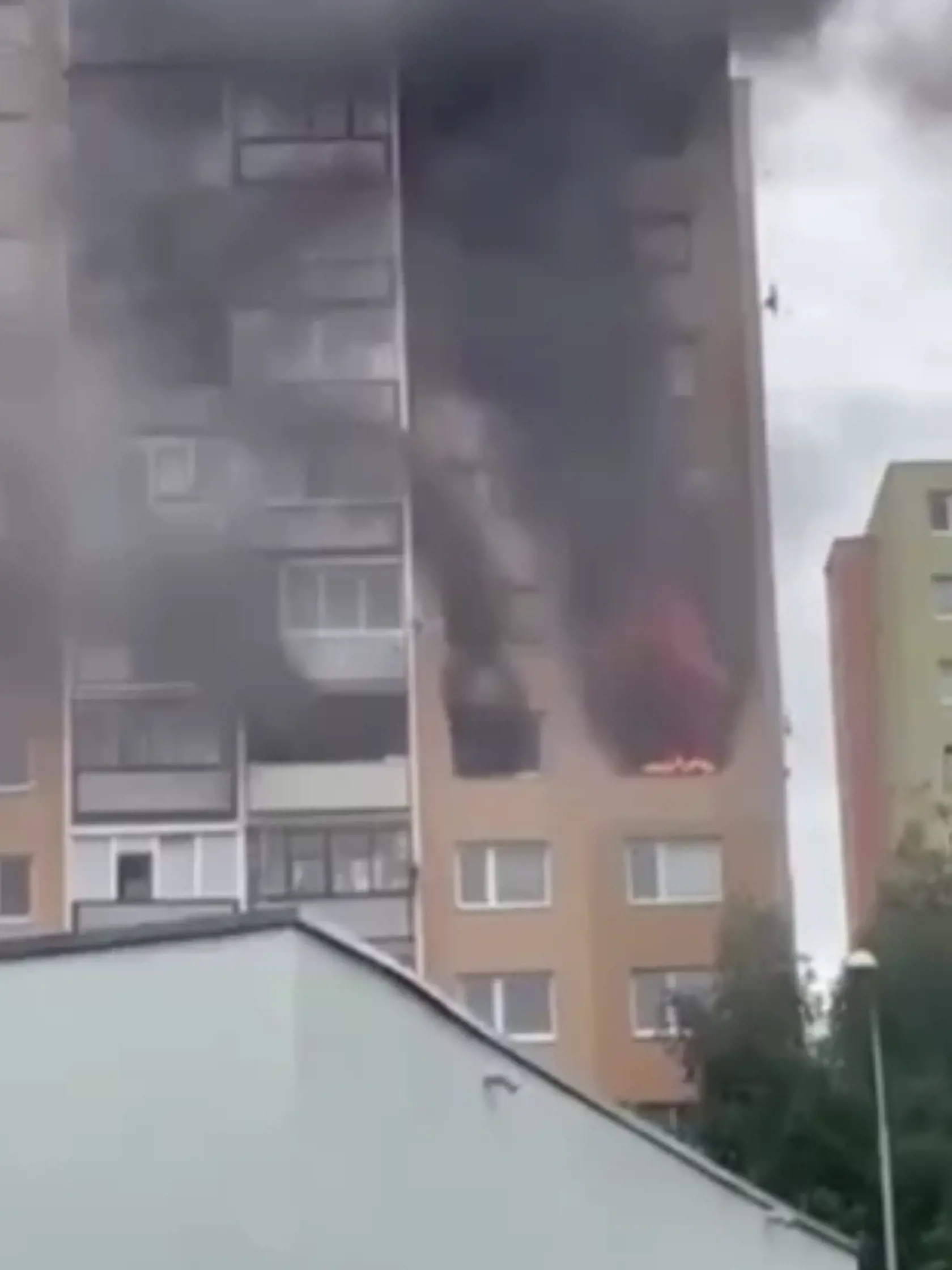 Horiaca bytovka v Poprade, oheň sa tam rozhorel v utorok popoludní.