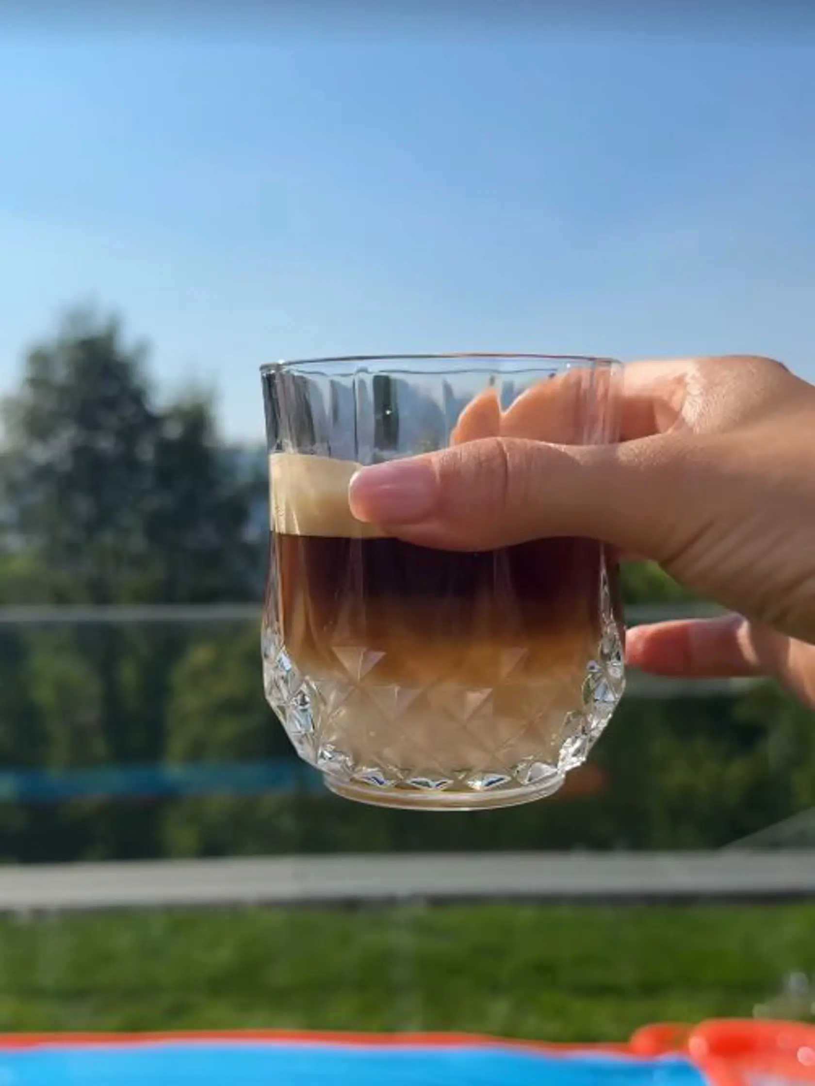Ivana si užíva terasu s výhľadom plnými dúškami.