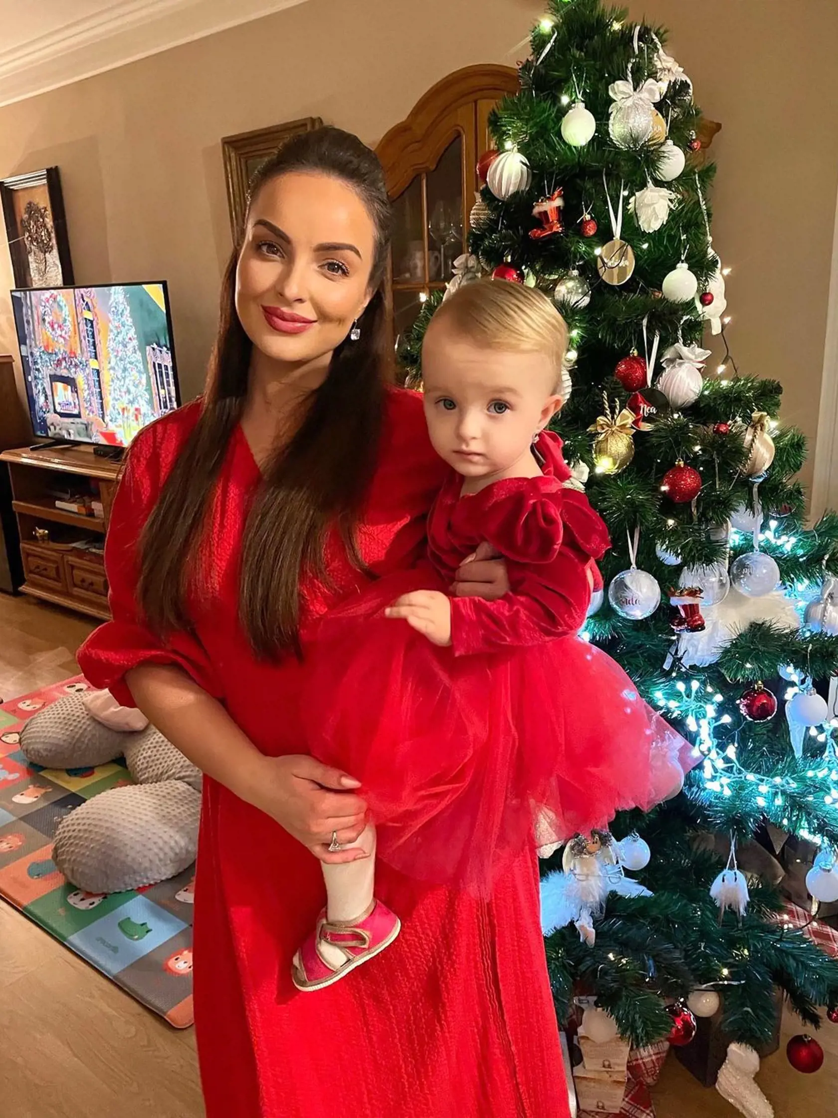 Daniela Nízlová s dcérkou Lindou počas Vianoc.
