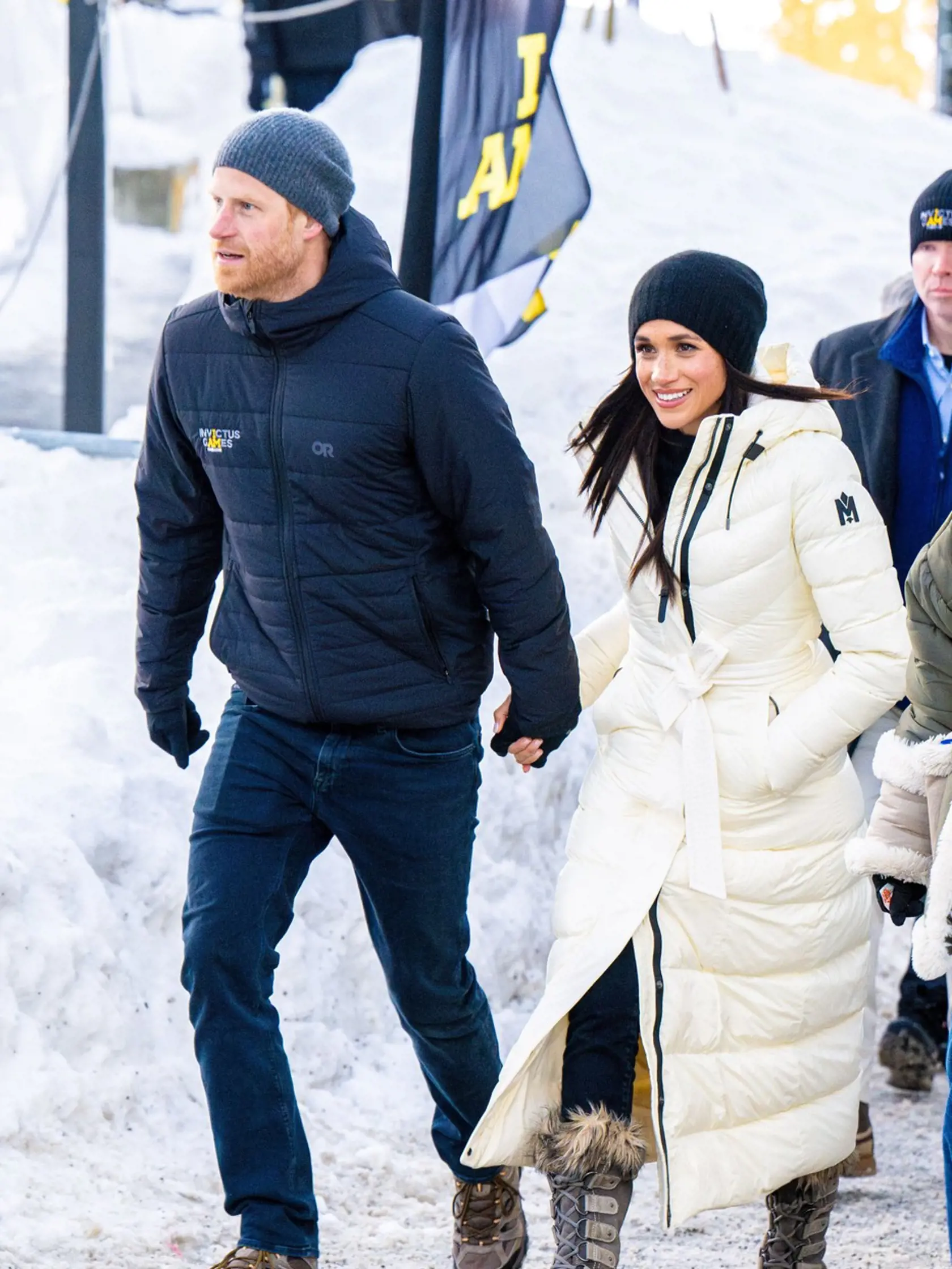 Do nízkych teplôt bola Meghan vybavená dlhou svetlou bundou kanadskej značky Mackage za približne 1 210 eur. Na uši si dala čiapku Hattack Beanie a nohy mala v teple vďaka snehuliam Sorel Joan of Arctic, ktoré sa predávajú za 140 eur.