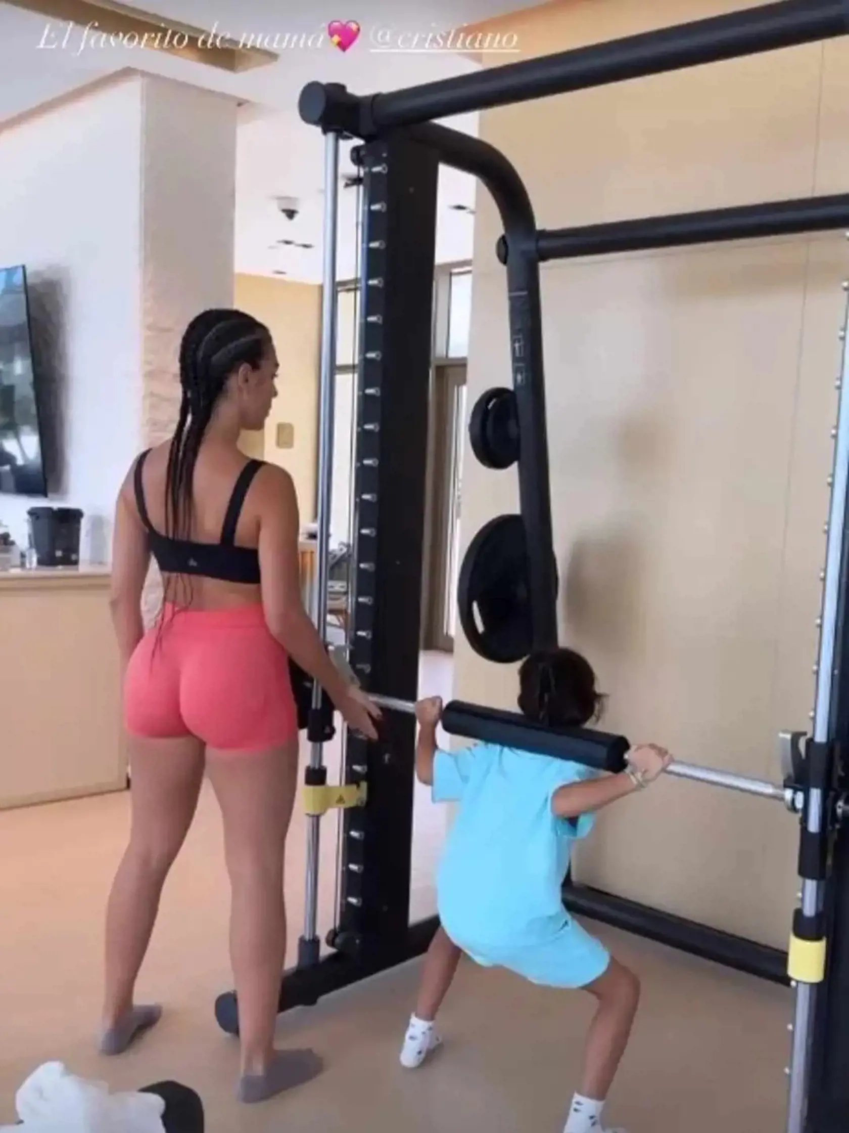 Georgina zavesila na Instagram video, ako Eva cvičí s činkou.