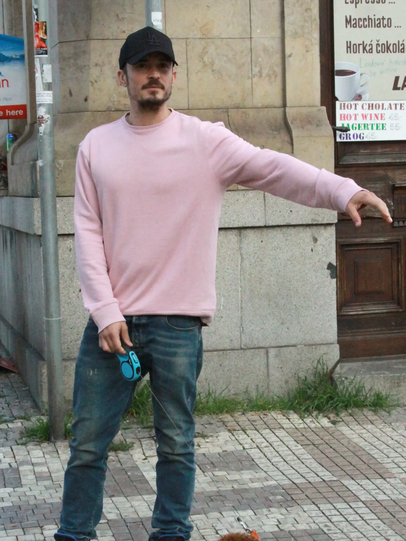 Orlando Bloom na nakrúcaní v Prahe aj so svojím psom