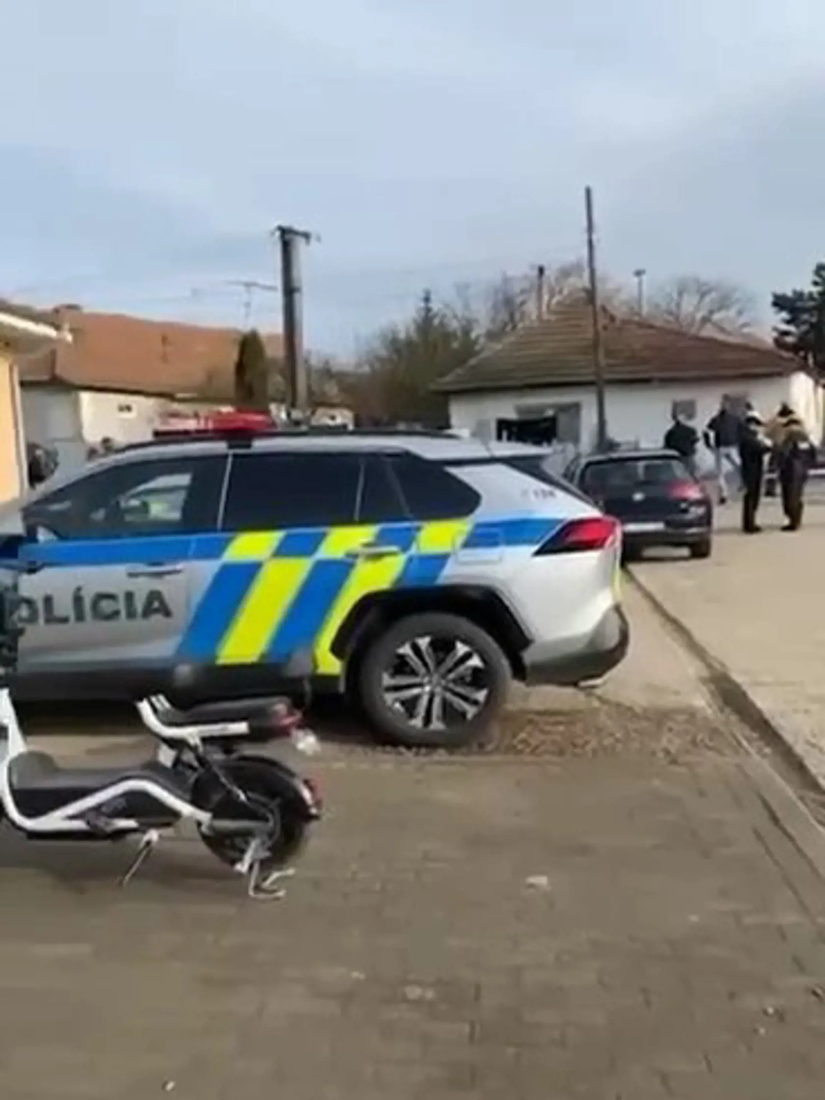 Zásah policajných zložiek v obci Jelenec.
