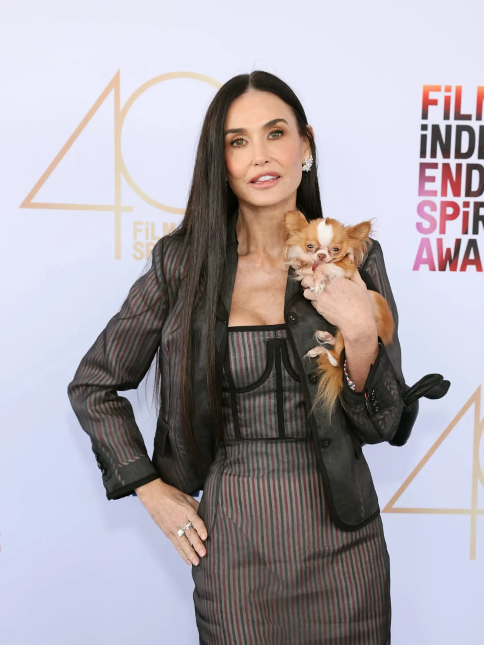 Herečka Demi Moore vzdoruje času a vyzerá o dekády mladšie, ako je. Oproti minulosti vyzerá ako socha a lícne kosti má oveľa výraznejšie, tvár vyzerá pevnejšie a zdvihnutejšie.