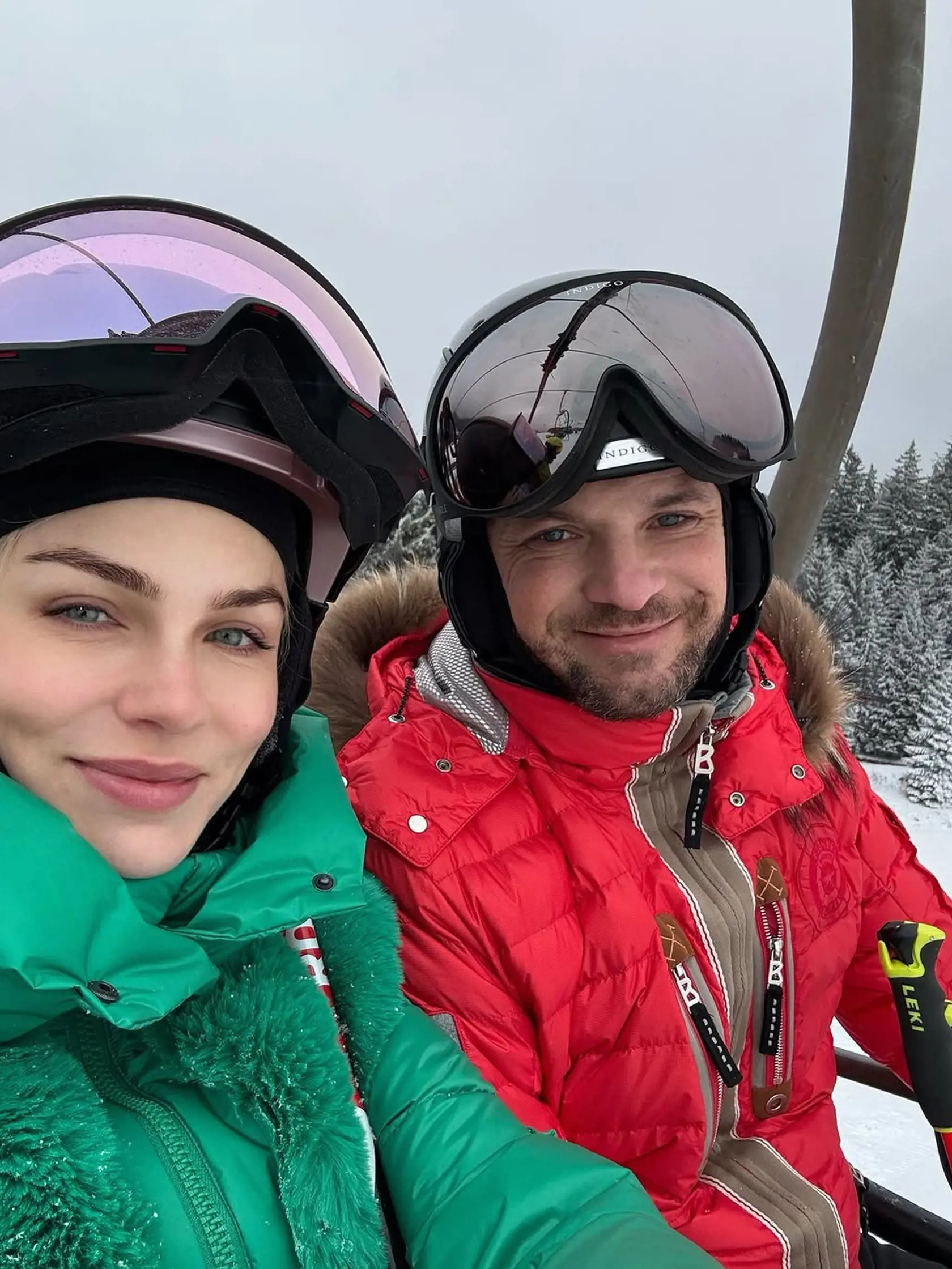 Do obľúbeného lyžiarskeho strediska prišli už pred sviatkami a sú tam aj teraz. Niet sa však čomu čudovať. Obrí zrub je dokonalým zázemím pre nášho bývalého hokejistu a jeho najbližších. 