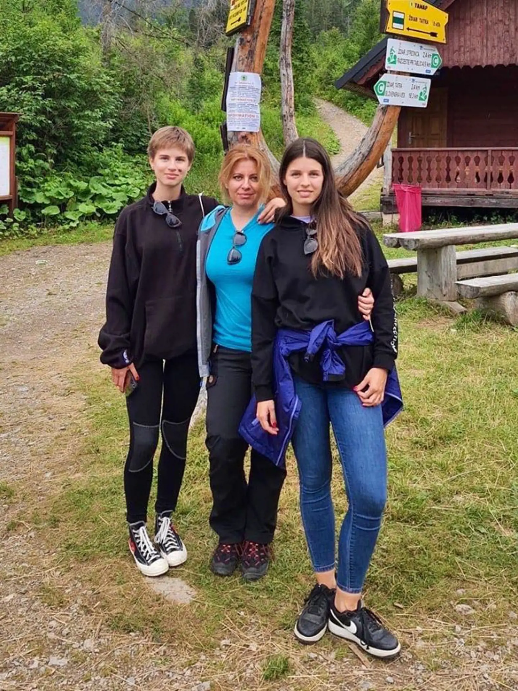 Prezidentka Zuzana Čaputová má rada prechádzky prírodou a turistiku aj so svojimi dcérkami.