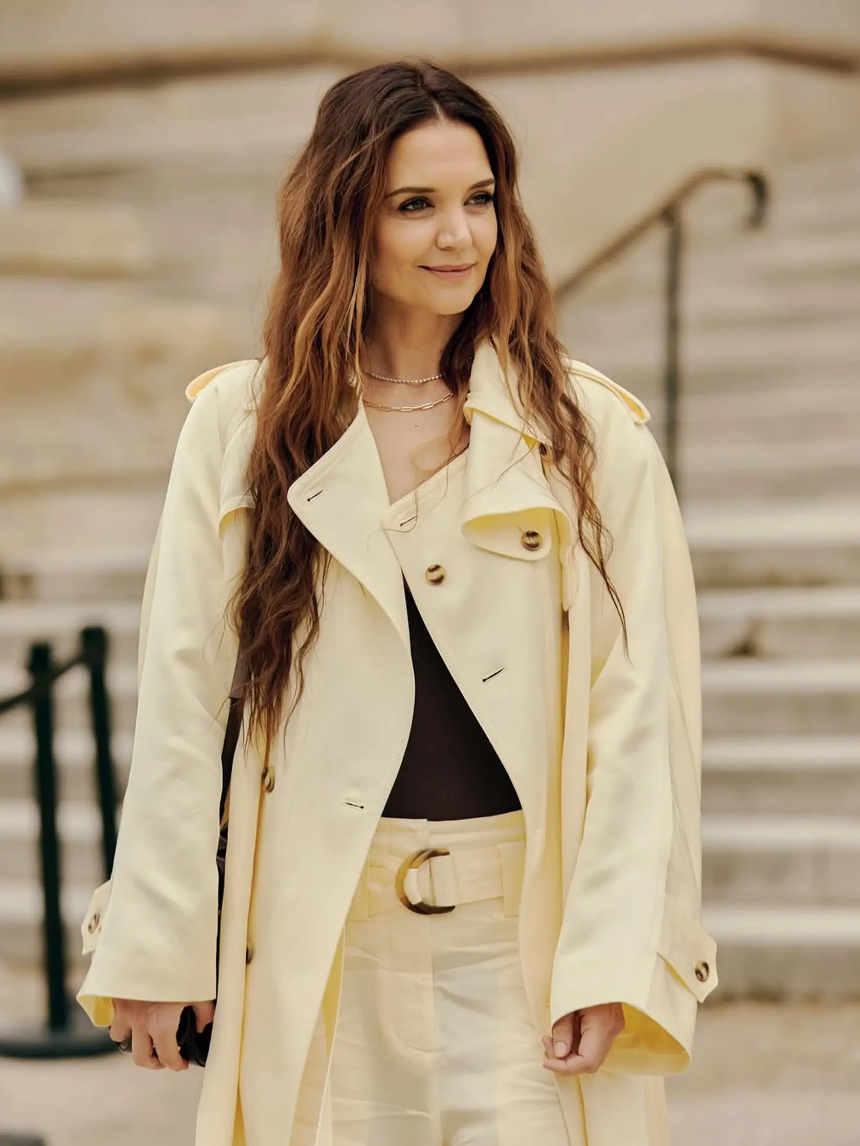 Katie Holmes sa ukázala v trendy farbách tohto roka - maslovej žltej a čokoládovej hnedej. A pozrite tie dlhé vlasy.