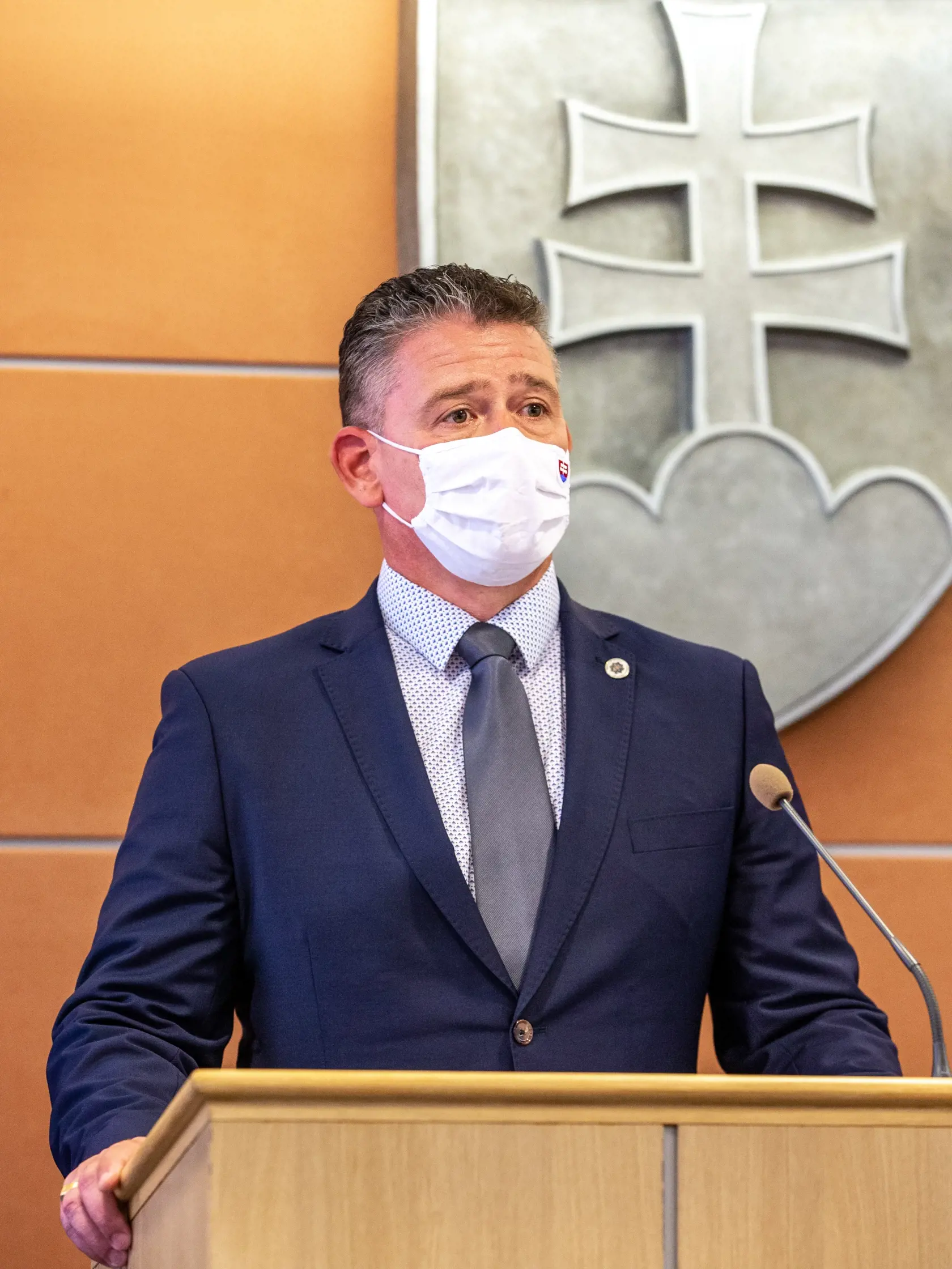 Na snímke je Roman Mikulec Minister vnútra počas predstavovania dočasného prezidenta Policajného zboru Petra Kovaříka. 