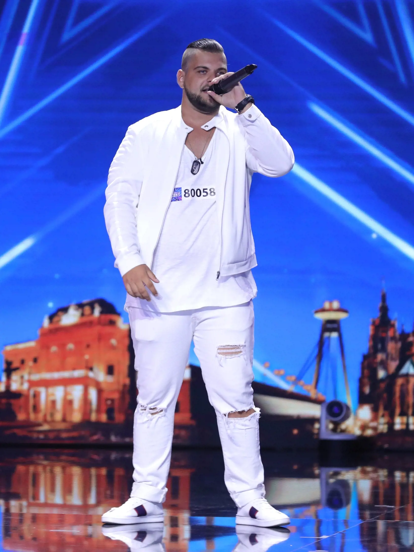 Gábor BOKI Bokor: Maliar-natierač a raper v jednej osobe Gábor Bokor (23). Na pódiu predviedol vlastnú tvorbu a porotcov doslova dostal do nemého úžasu. Za jeho talentom však stojí aj tragická udalosť. Zomrel mu najlepší kamarát, ktorý dostal zákernú chorobu. Smútok za ním bol taký veľký, že Gábor dal všetko na papier a zložil mu pieseň.