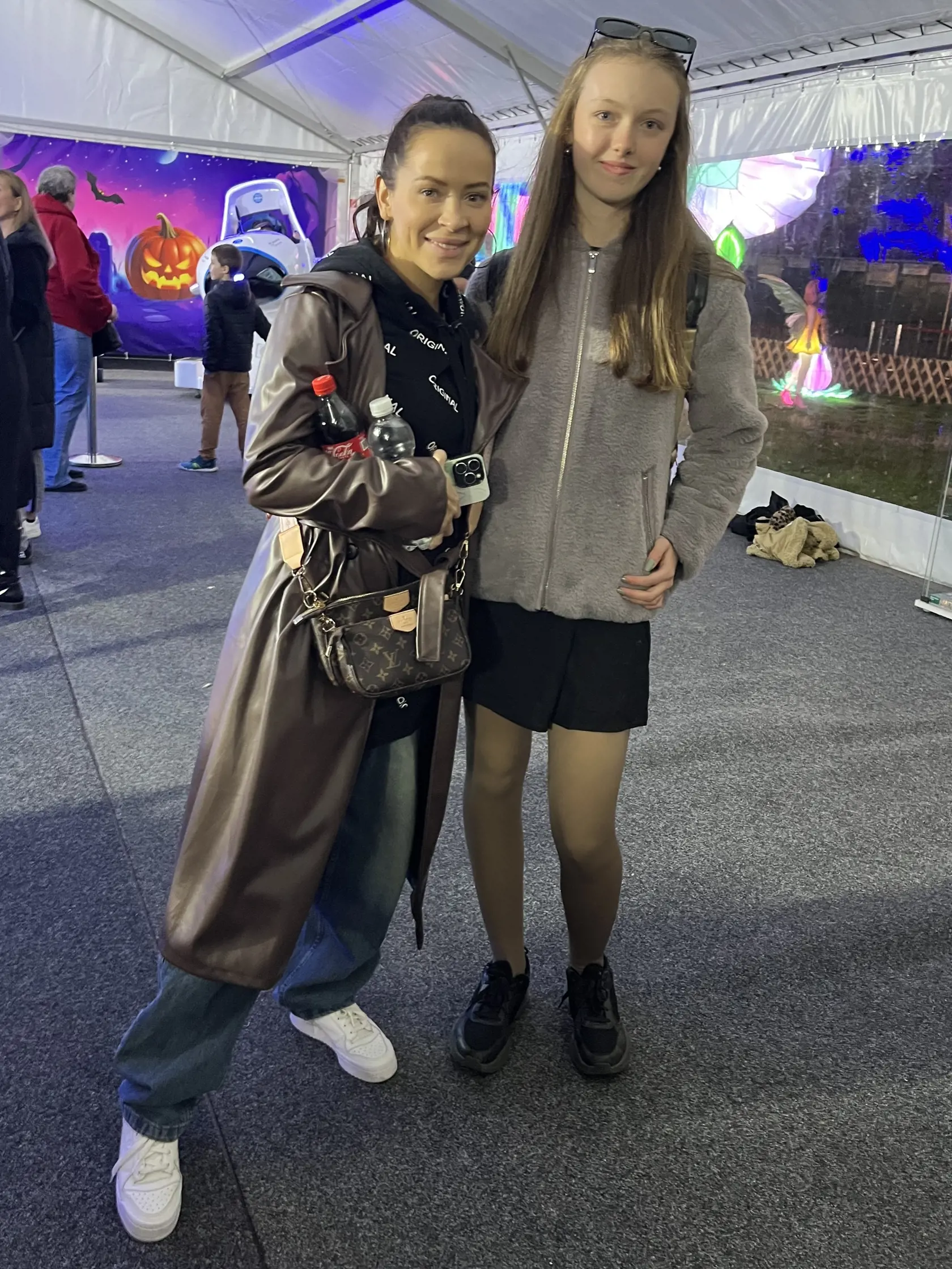 Speváčka Dominika Mirgová a modelka Nia Novak na VIP otvorení svetelného zábavného zimného parku Winter Wonderland v Bratislave.