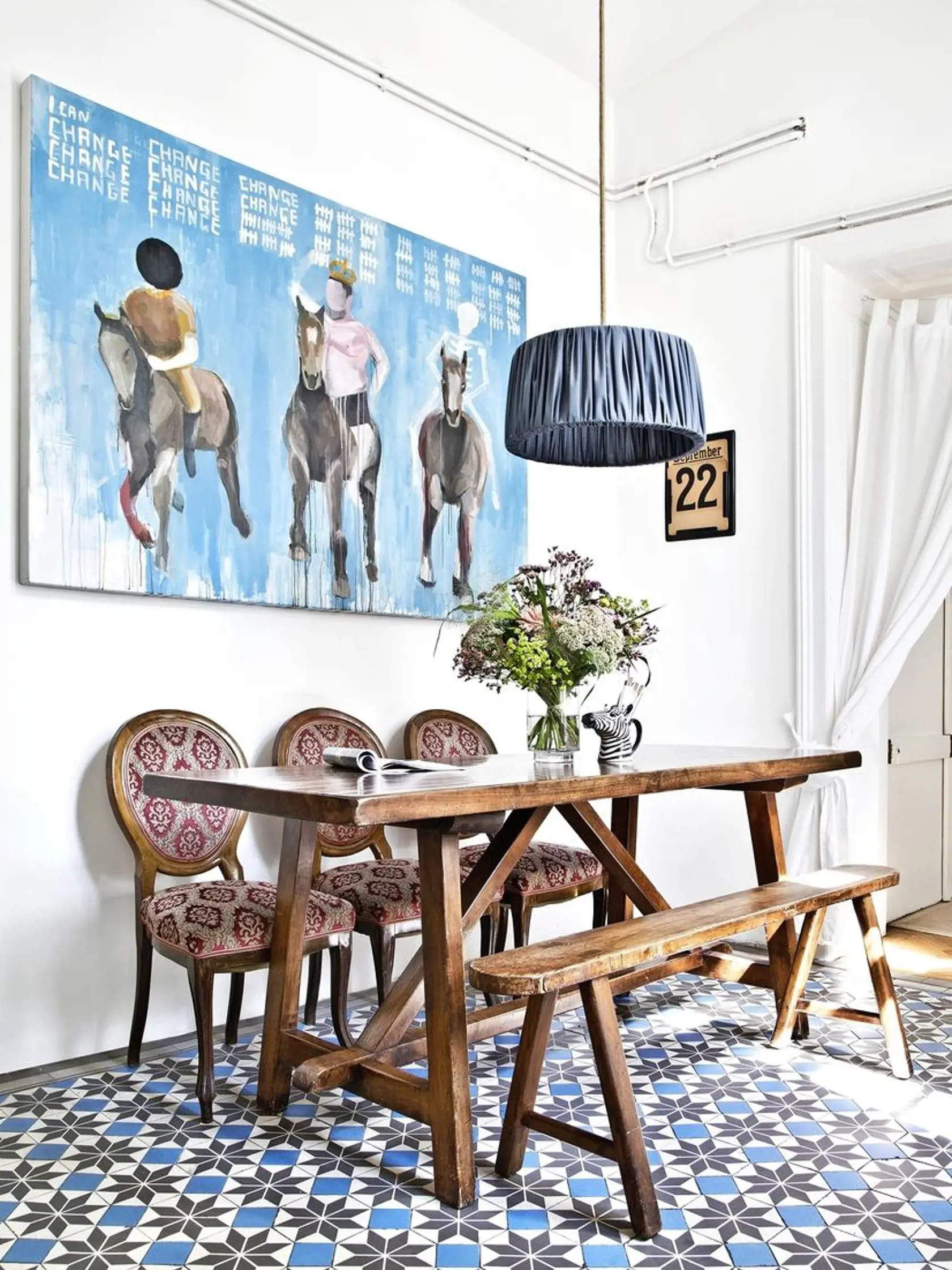 Plátená lampa v sivomodrom odtieni pôsobí elegantne. 