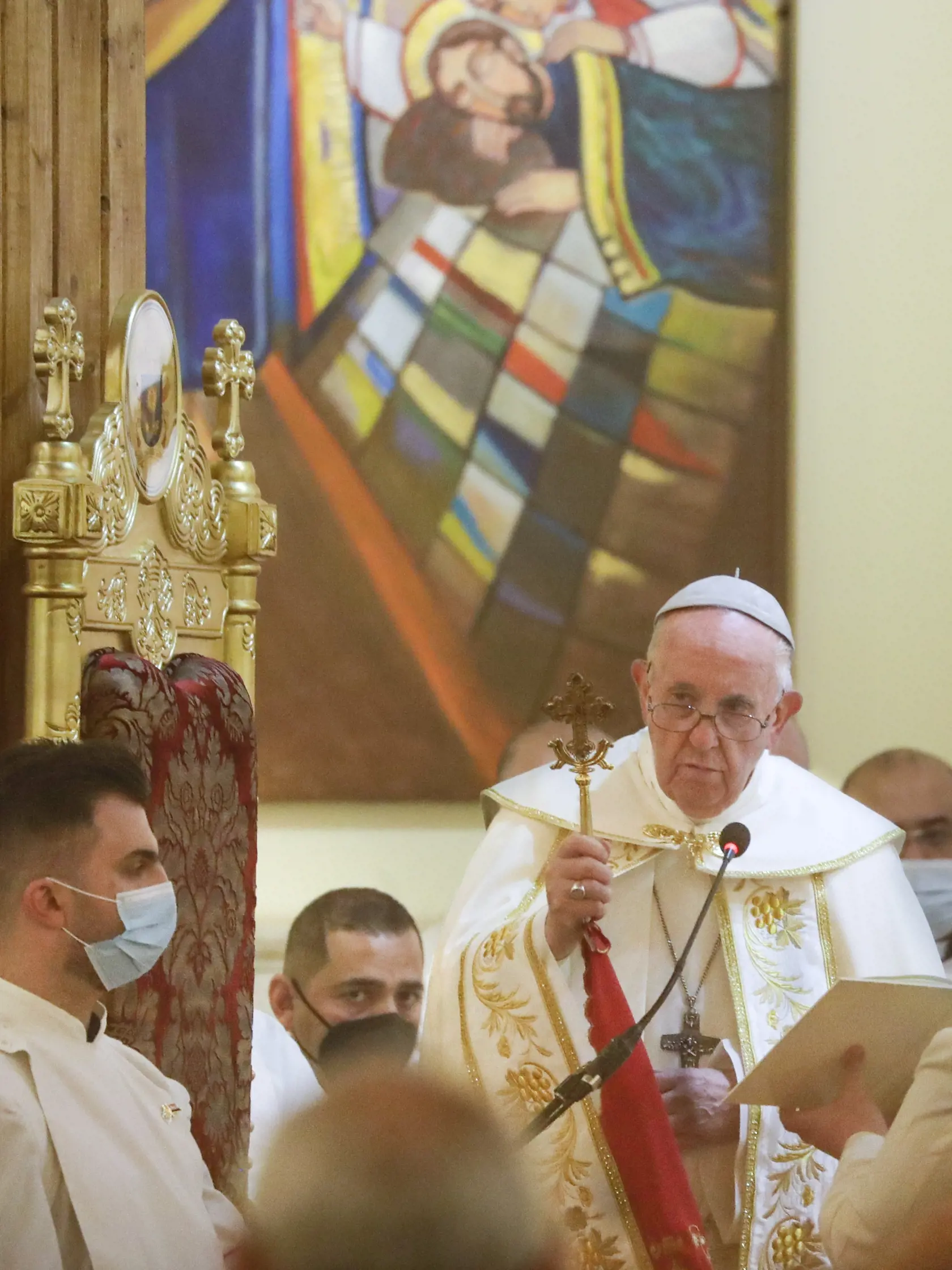 KK58 Bagdad - Pápež František (vľavo) celebruje sv. omšu v Chaldejskej katedrále sv. Jozefa 6. marca 2021 v Bagdade. FOTO TASR/AP
Pope Francis, left, concelebrates a mass in the Chaldean Cathedral of Saint Joseph, in Baghdad, Iraq, Saturday, March 6, 2021. Earlier today Francis met privately with the country's revered Shiite leader, Grand Ayatollah Ali al-Sistani. (AP Photo/Andrew Medichini)