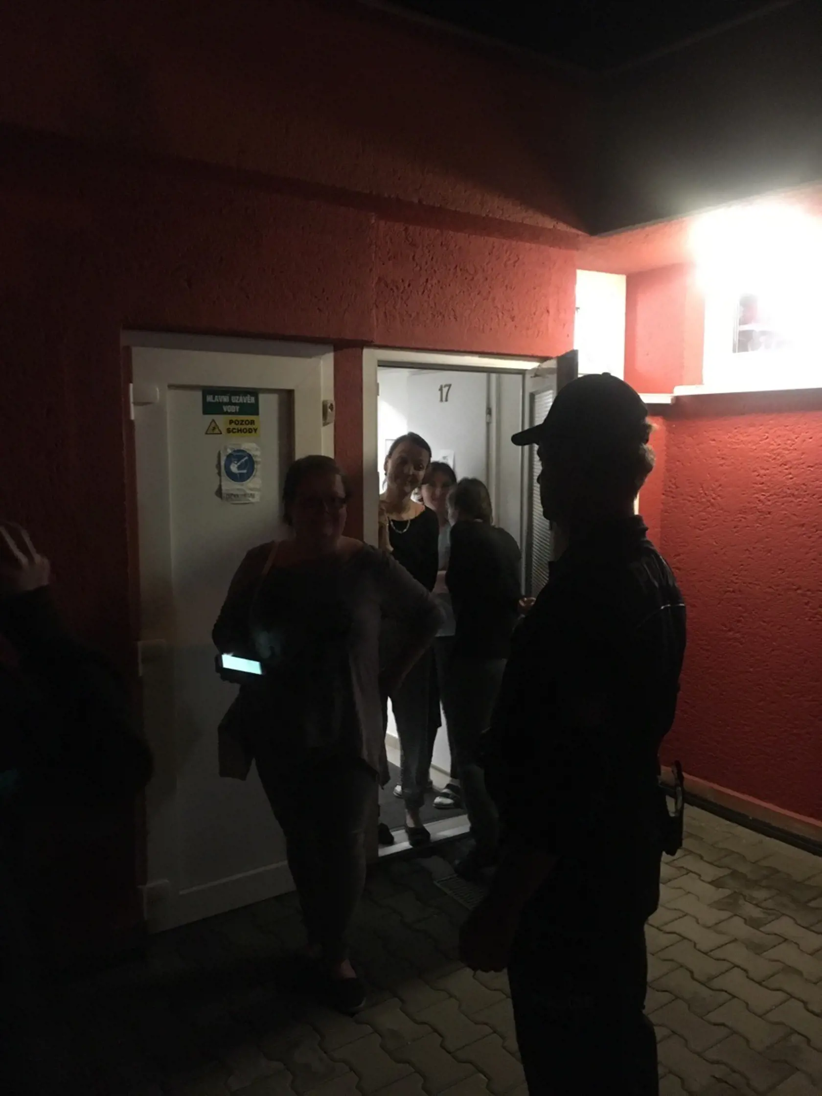 Pri preberaní dieťaťa z ústavu otcom asistovali policajti.