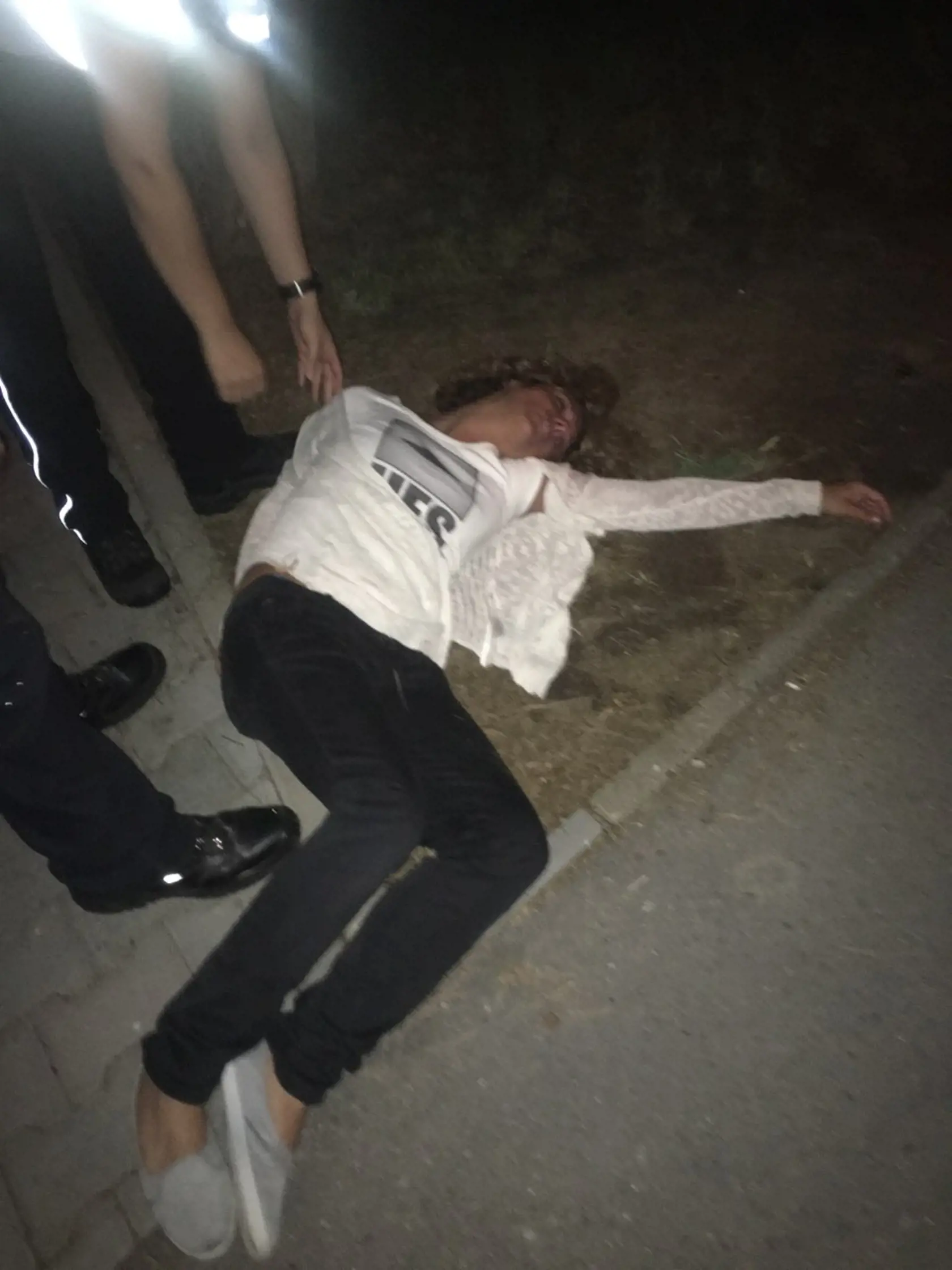 Mama Ajka nezvládla stres z toho, ako berú jej dieťa z krízového centra do auta s bratislavskými evidenčnými číslami.