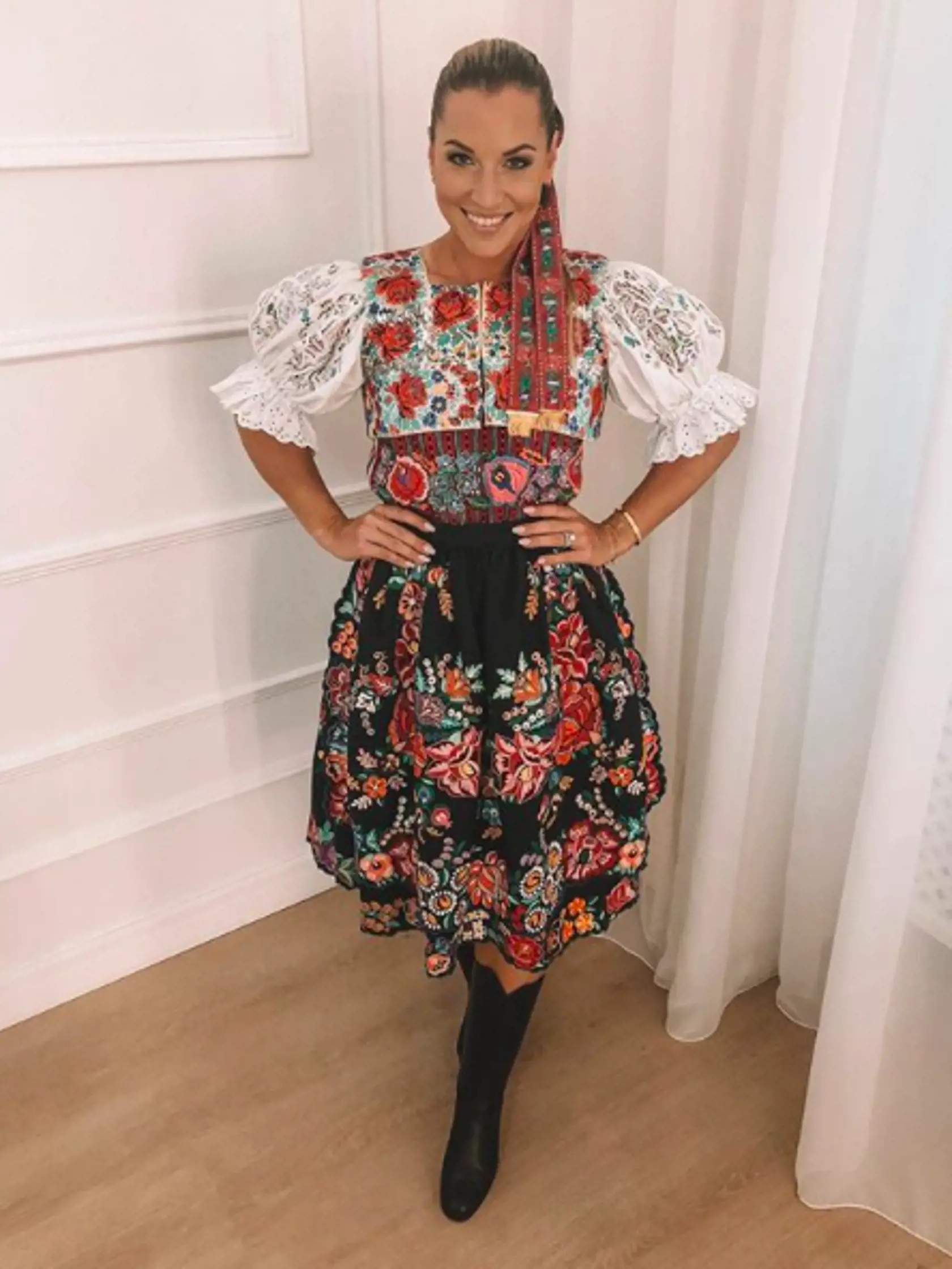 Dominika Cibulková v kroji pri rozlúčke s Fedcupovou reprezentáciou.