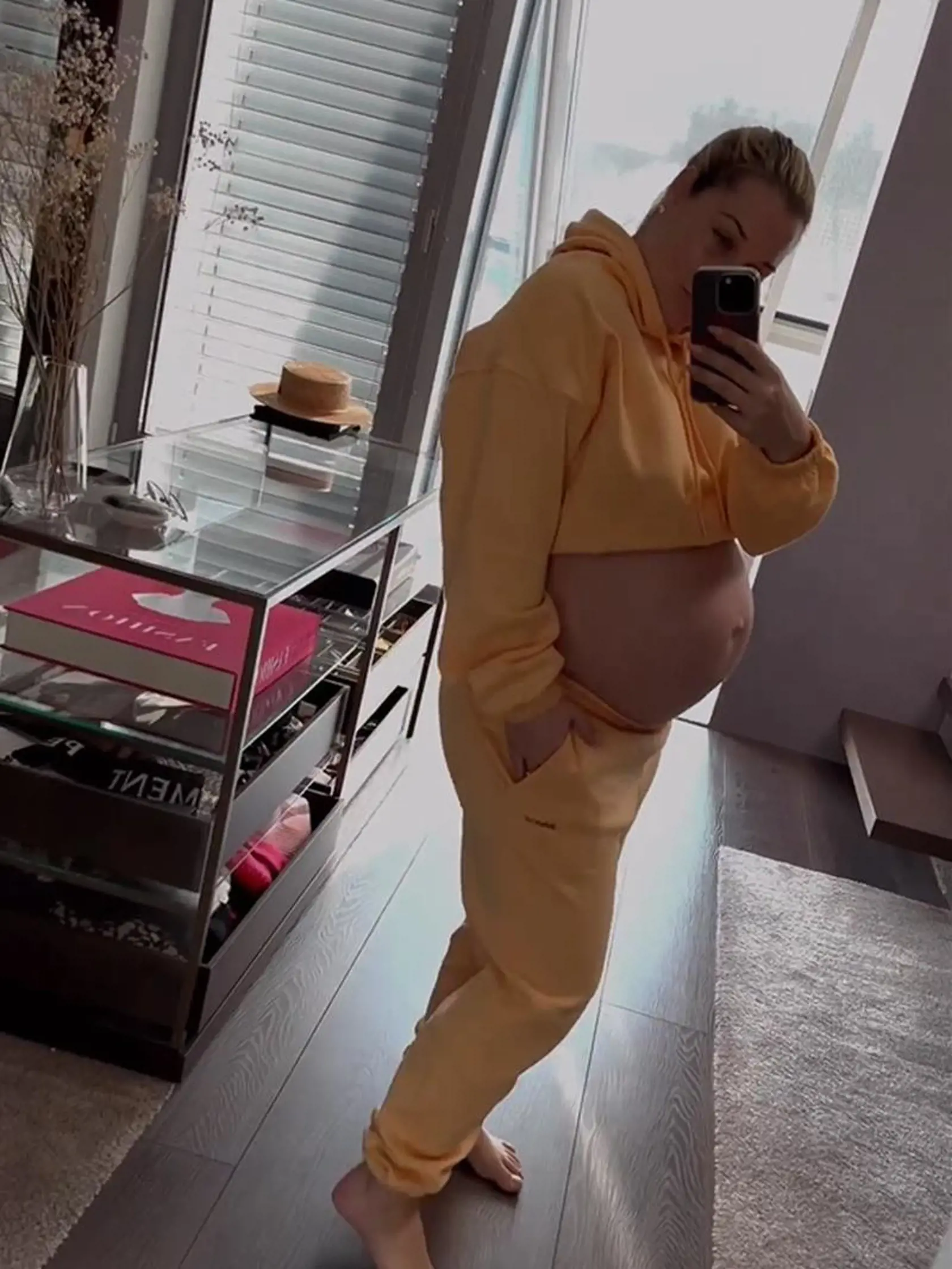 Prečo ste sa rozhodli práve teraz, že je najlepší čas na chudnutie? 

"Niektoré ženy sa stresujú hneď po pôrode, že musia schudnúť. Ten, kto ma pozná vie, že učím ľudí okolo seba k sebaláske. Práve preto som povedala, že začnem chudnúť až vtedy, keď to budem ja chcieť a budem sa na to hlavne cítiť."