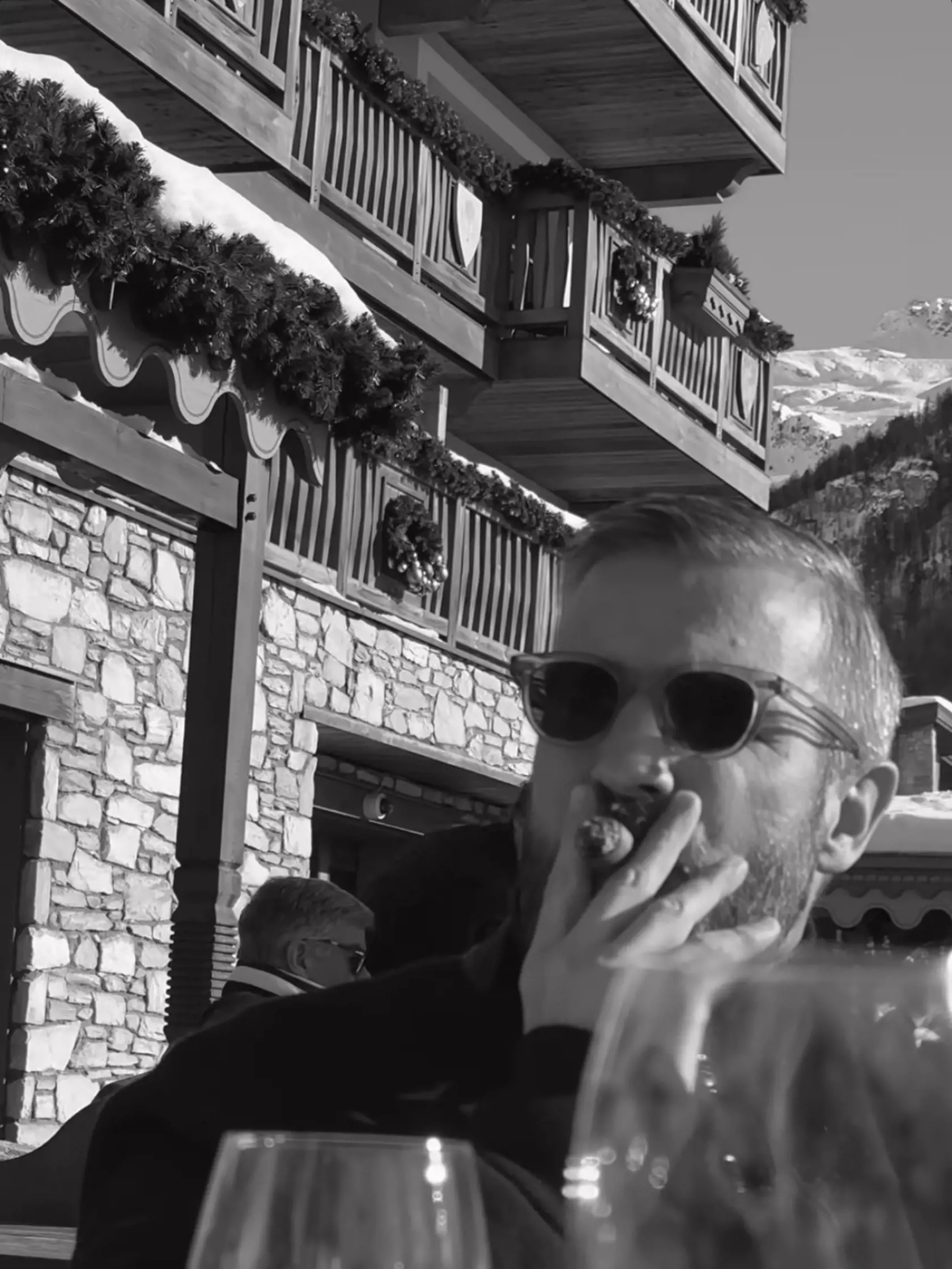 Manžel Michal si tradične doprial cigaru.