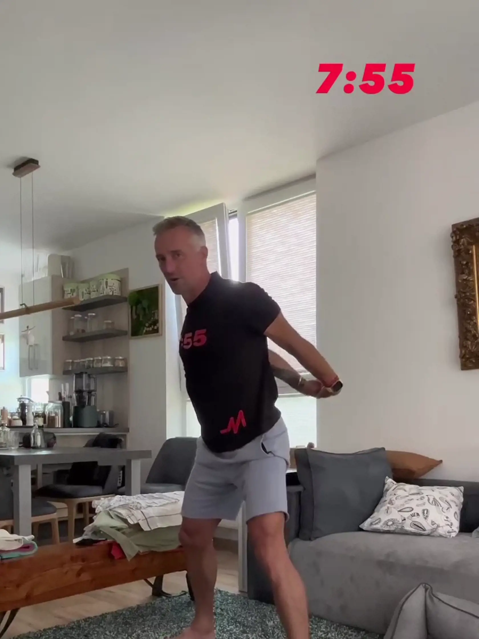 Maroš Molnár je známy fitnes tréner, ktorý už v minulosti zapojil do pohybu Slovákov napríklad päťminútovými rannými rozcvičkami.