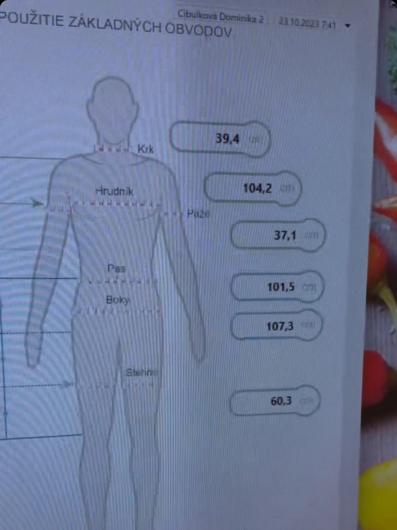 „Takže, začína sa už aj seriózne makať, aby postavička aj dobre vyzerala. Dokopy zatiaľ dokopy 12 centimetrov z pásu odišlo,“ napísala Cibulková. Okrem toho prezradila aj presný počet kilogramov, ktoré už dokázala zhodiť. Pochválila