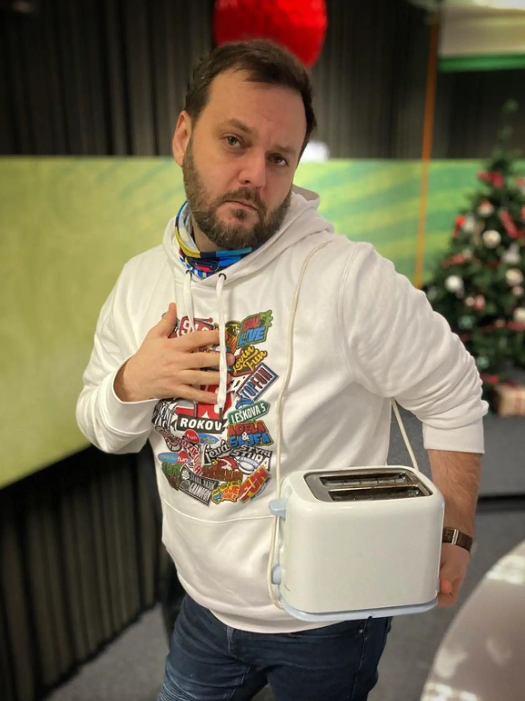 Junior do noci tancuje v Let´s Dance a o šiestej ráno už sedí v rádiu.