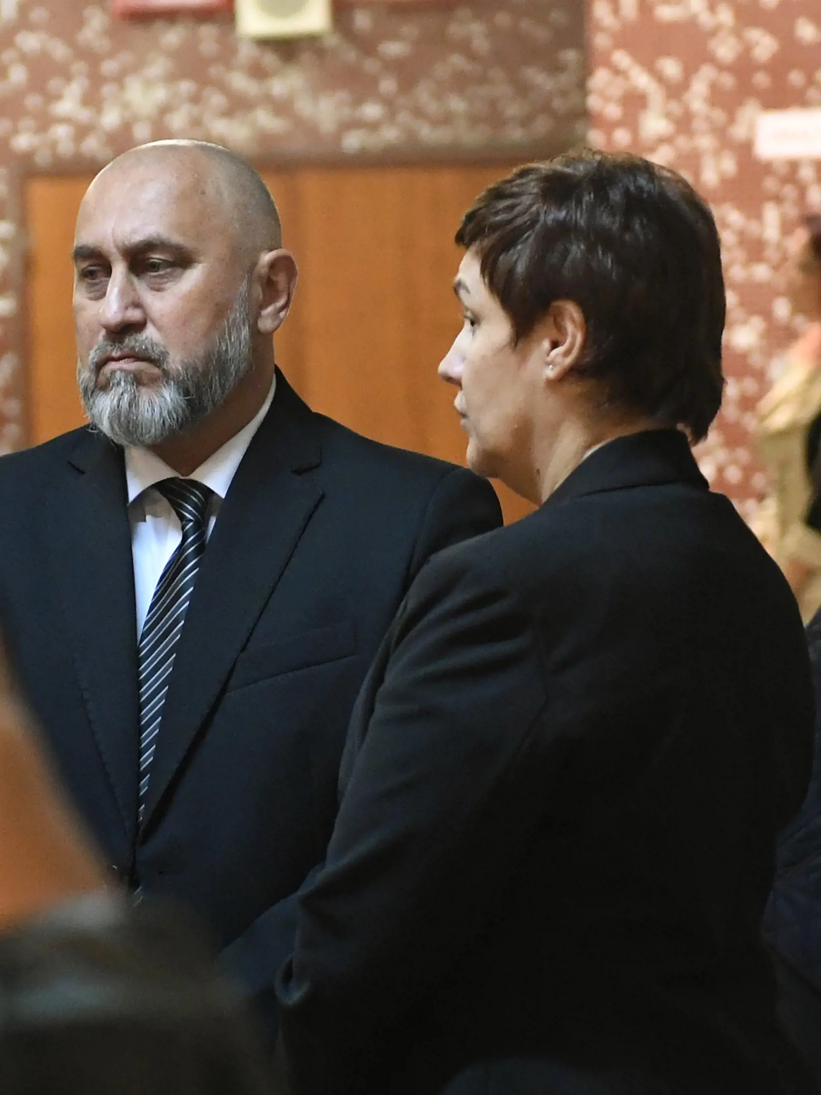 Súdne pojednávanie na Okresnom súde Košice I. v prípade obzvlášť závažného zločinu vraždy spáchaného na blízkej osobe v Košiciach 23. októbra 2017. Obvineniu čelí bývalý referent pohotovostnej motorizovanej jednotky Marek B., ktorý pripravil o život svoju snúbenicu Alexandru O. Na snímke rodičia Alexandry. FOTO TASR – František Iván