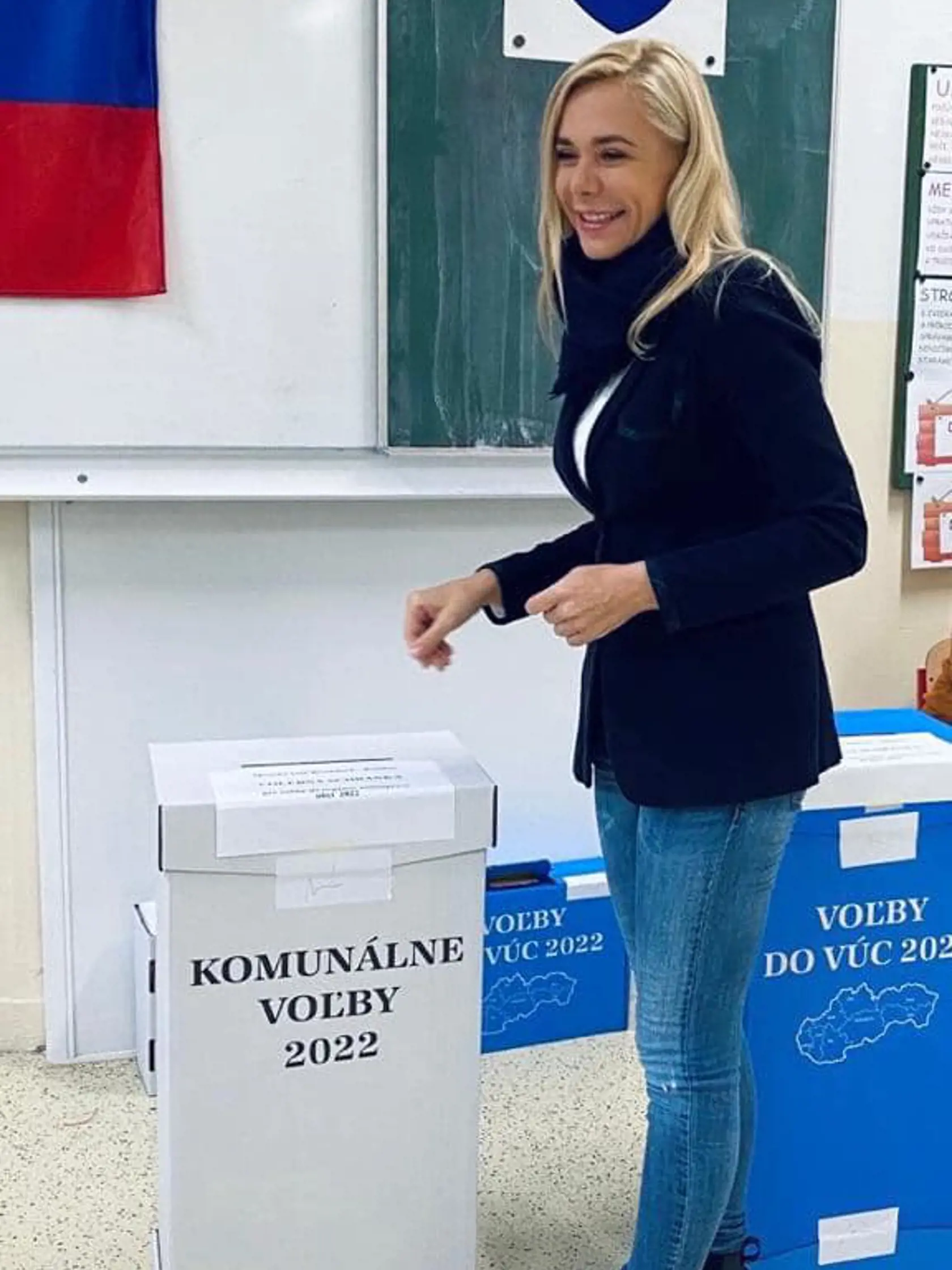 Denisa Saková pri volebných urnách.