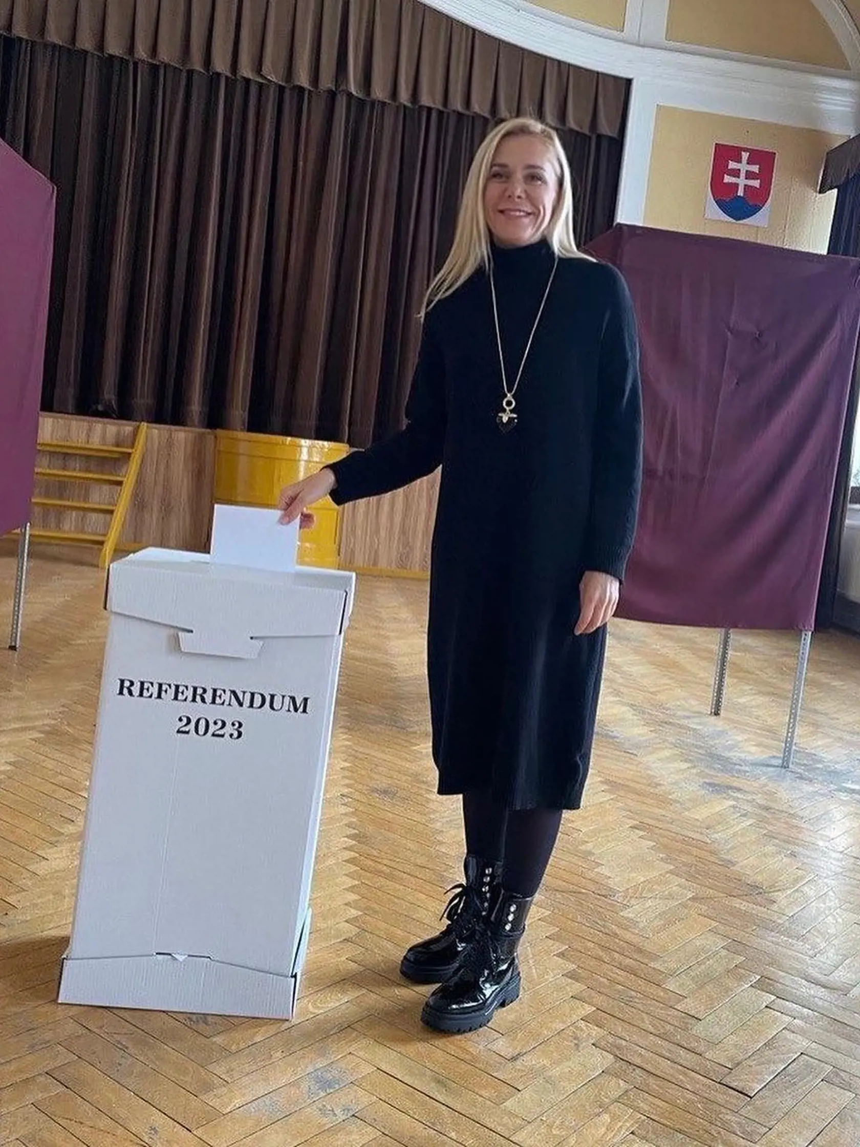 Každý môže dnes svojim hlasom posunúť Slovensko dopredu," odkázala z volebnej miestnosti Denisa Saková (Hlas-SD).
