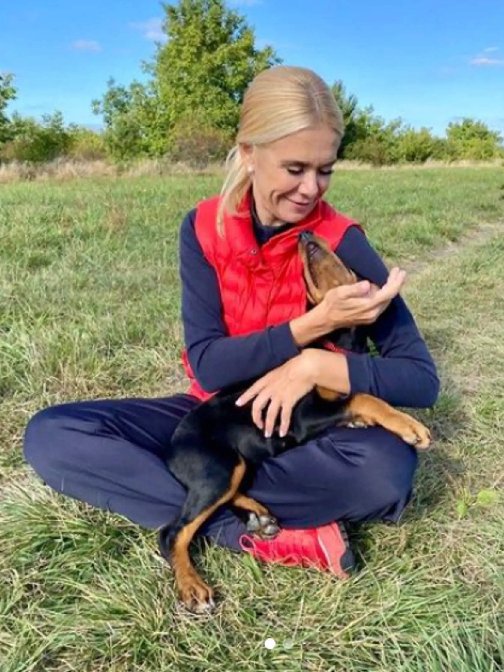 Denisa Saková so psíkom.