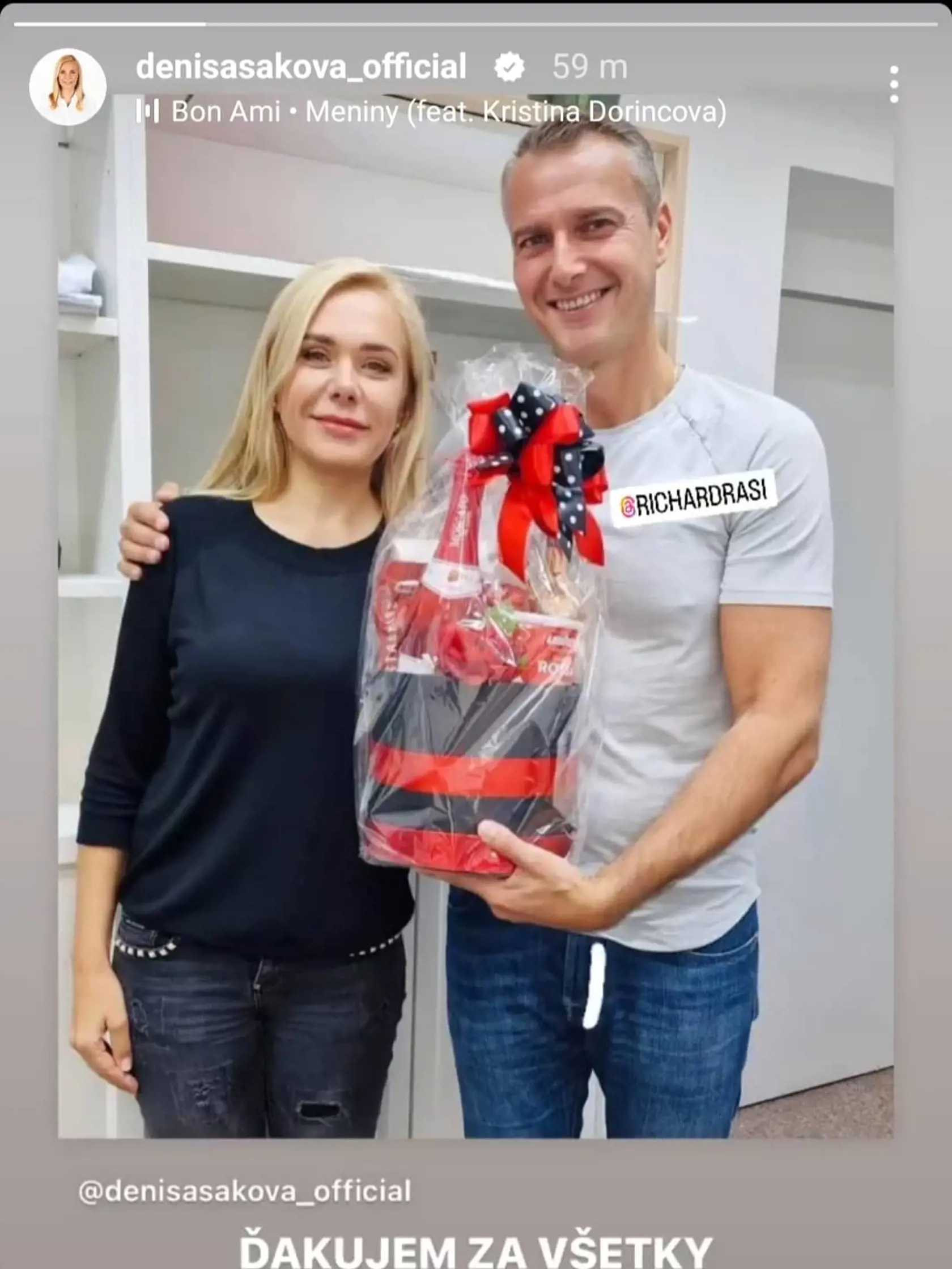Exministerku vnútra dnes milo potešil jej stranícky kolega z Hlasu-SD Richard Raši, ktorý jej na meniny pripravil takýto darček.