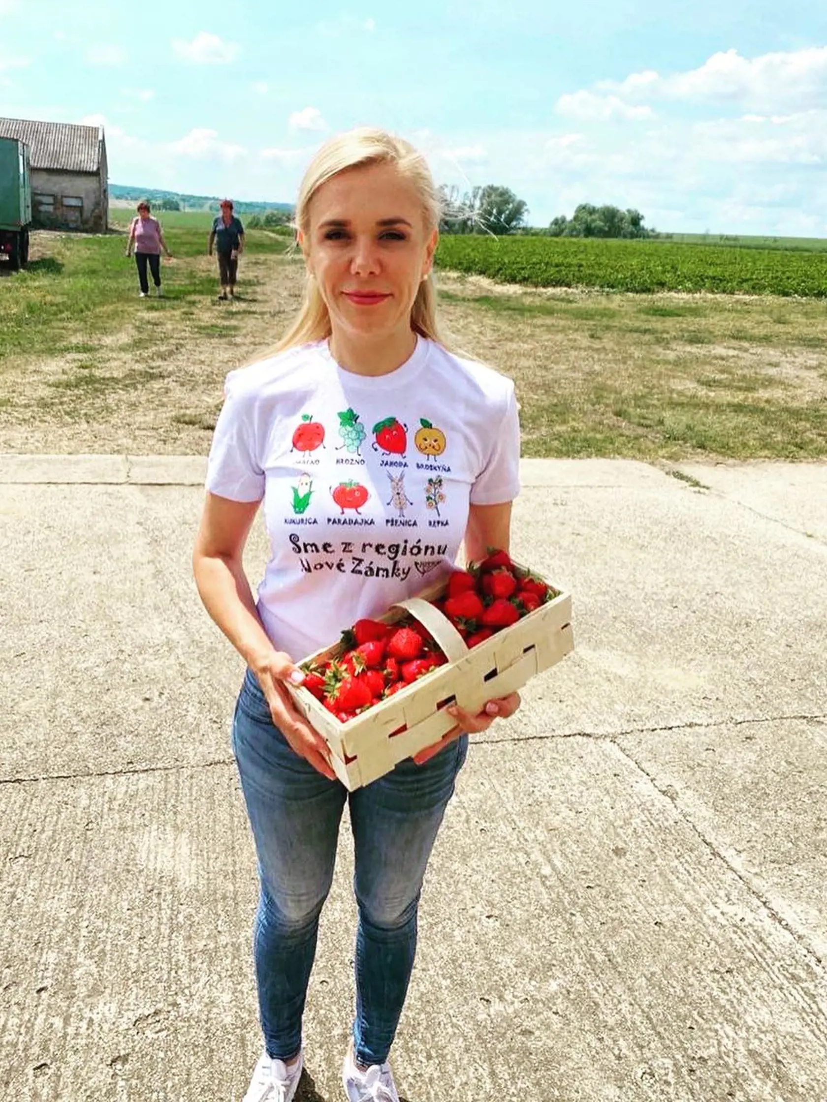 Bývalá šéfka rezortu vnútra Denisa Saková na samozbere jahôd.