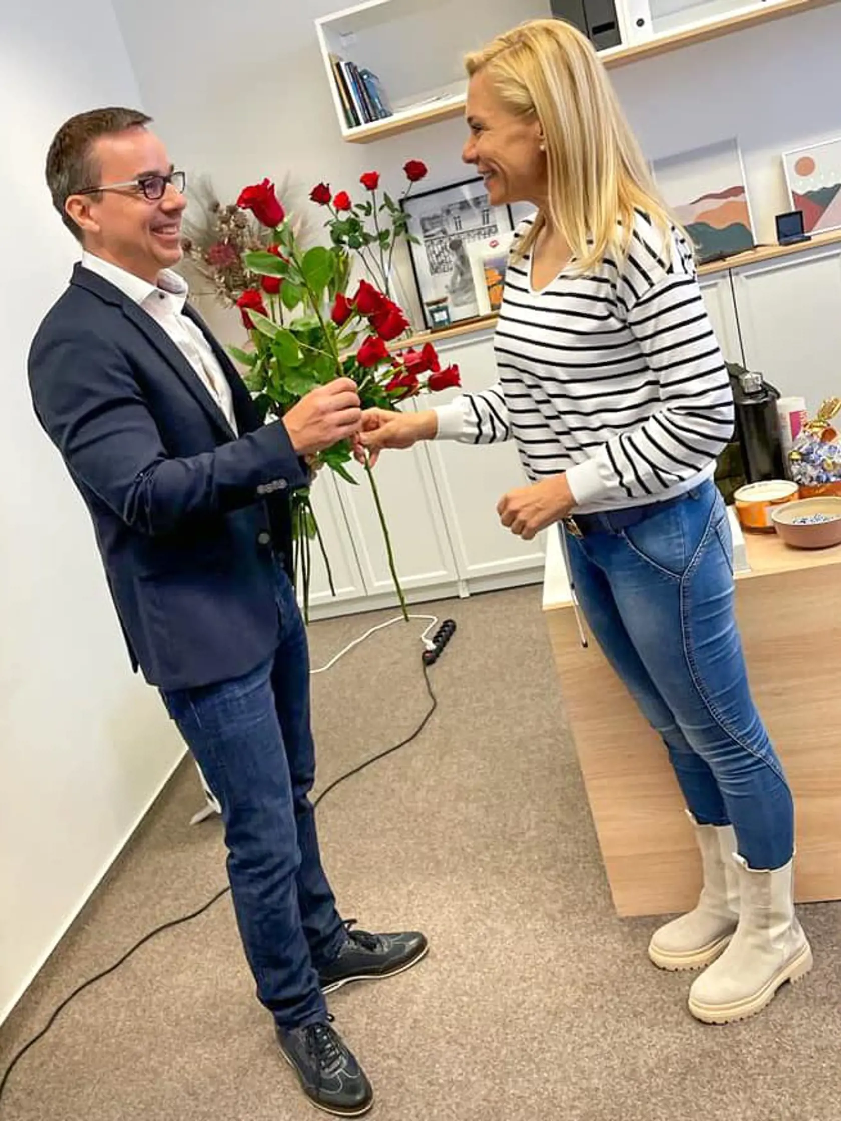 Erik Tomáš počas Medzinárodného dňa žien rozdával kvety kolegyniam. Potešila sa tomu, zdá sa, aj exministerka vnútra Denisa Saková. (archív)