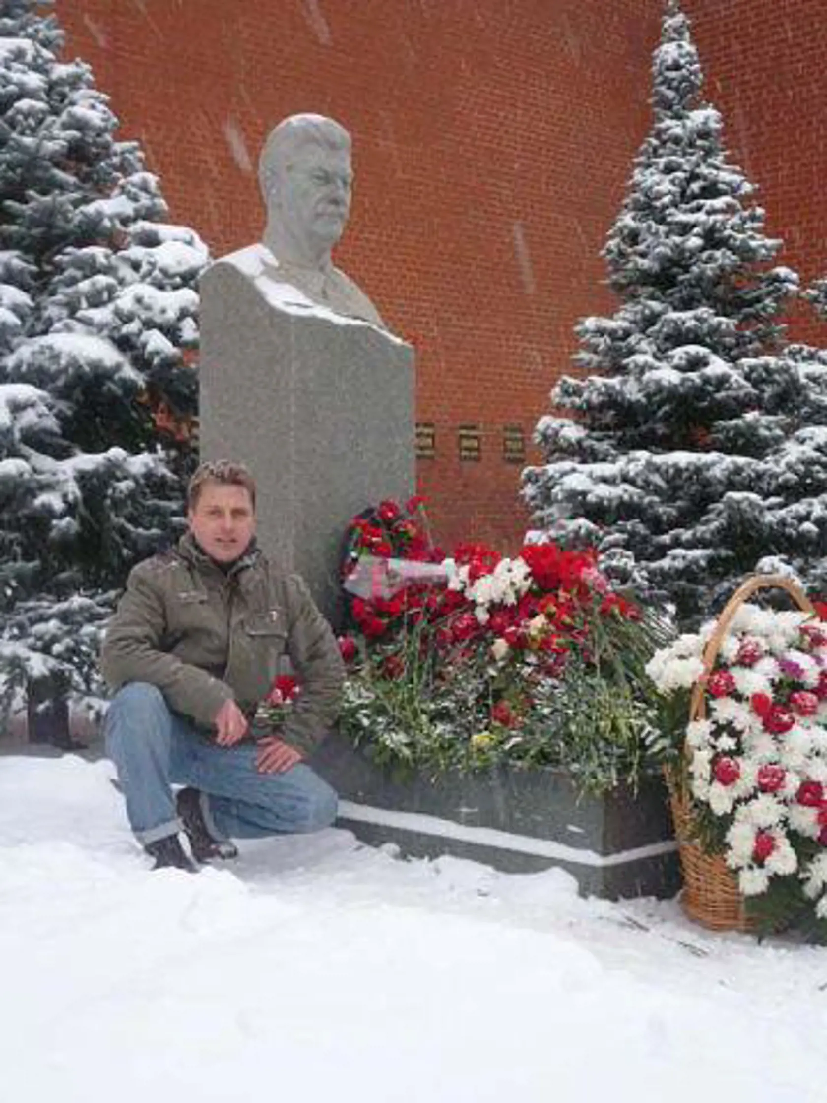 Jakov Džugašvili, Stalinov pravnuk, je výtvarným umelcom. Študoval v Glasgowe a žije v Gruzínsku.