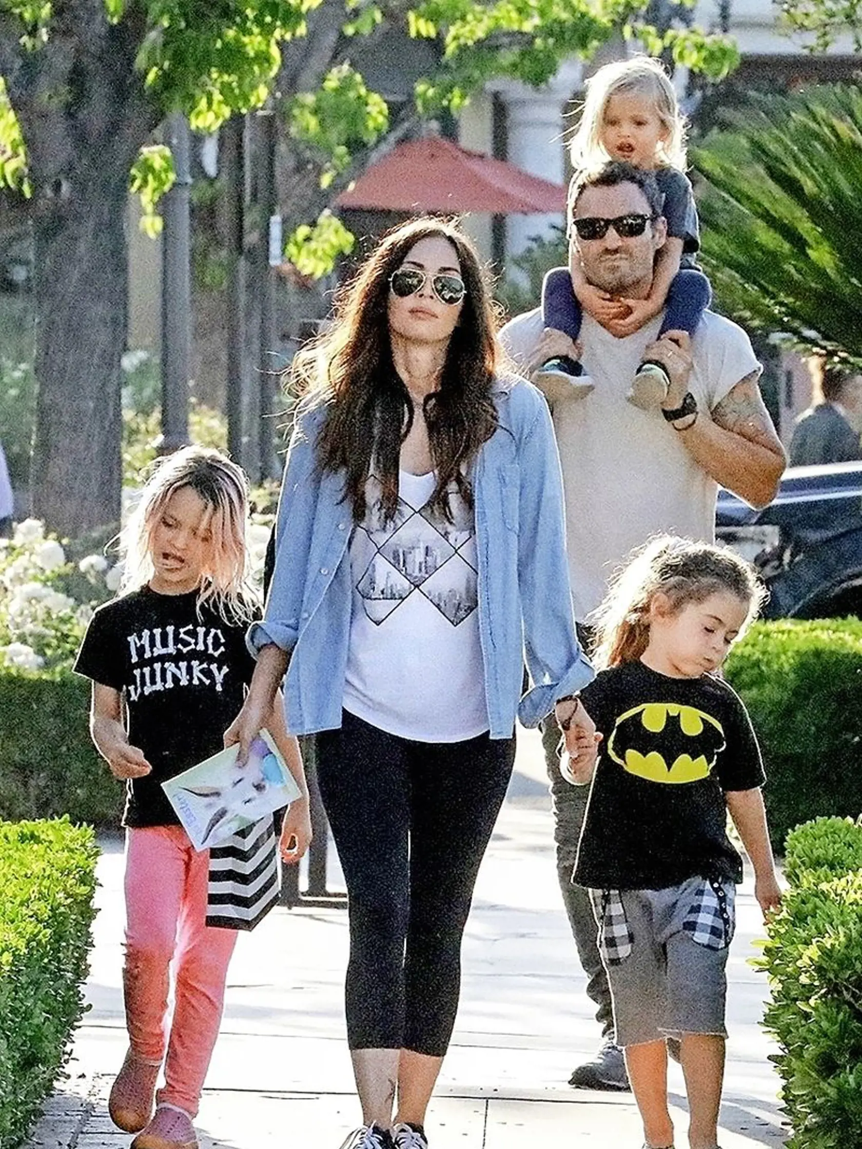 Zdá sa, že Megan Fox (32) dajú jej traja synovia poriadne zabrať a nestíha si pri nich ani rozčesať.