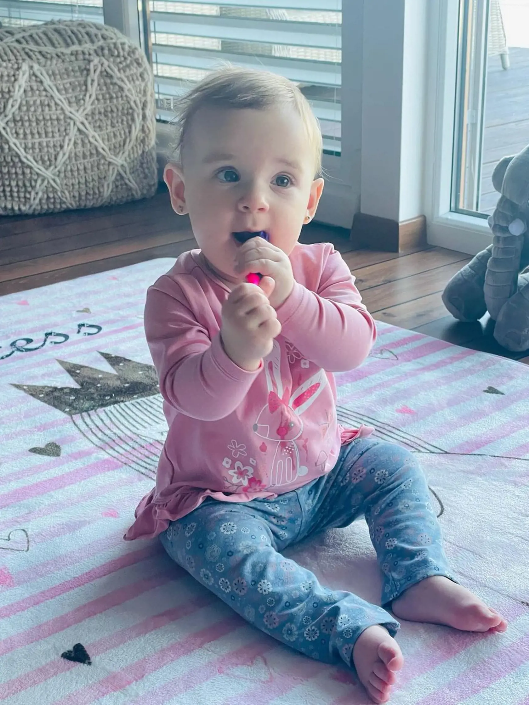 Detský kútik na hausbóte: Tu sa hrá dcéra Moniky Beňovej Lea. Výhľad má rovno na rameno Dunaja. Stôl radšej z obývačky odtiahli, aby mohla behať.