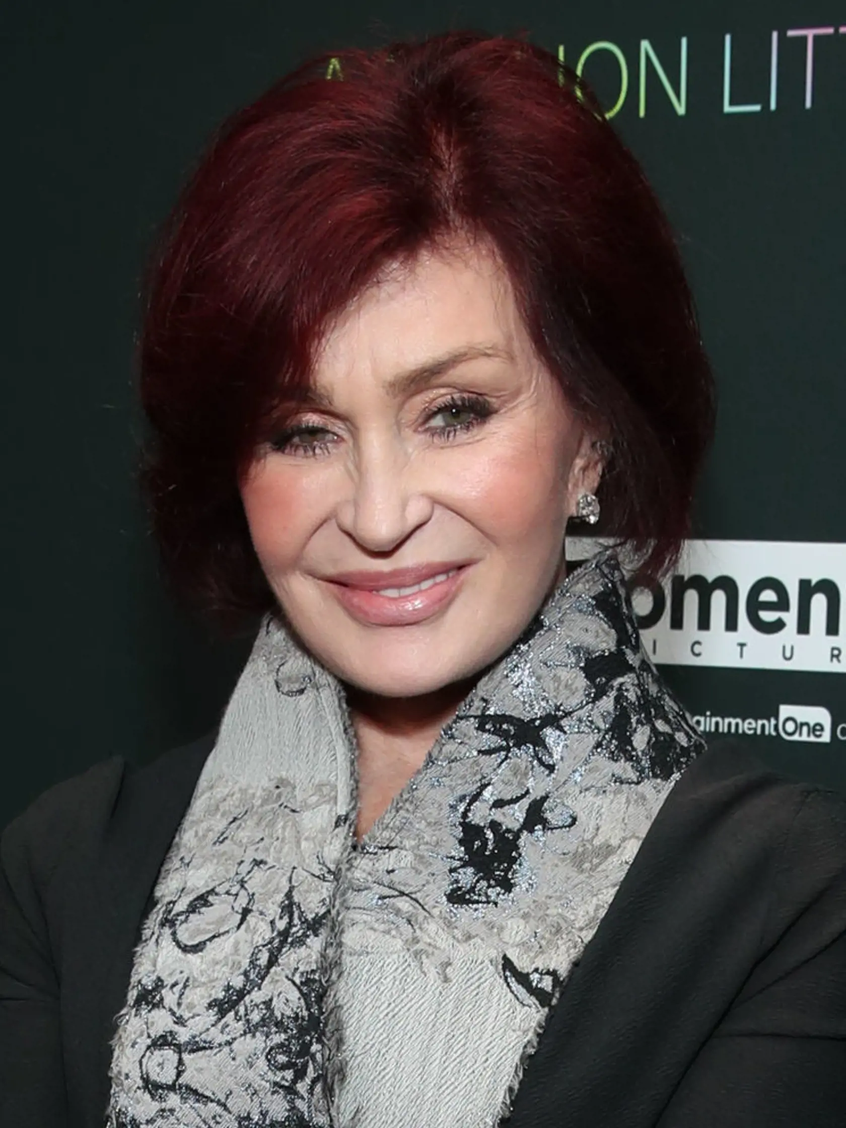 Porotkyňa v talentových šou Sharon Osbourne priznala, že v roku 2021 podstúpila zbabraný facelift. „Už nie je čo naťahovať, ťahať, strihať.“ Vraj trvalo roky, kým si povedala, že je to opäť ona. Otvorene tiež hovorí o tom, že využila na chudnutie Ozempic, no schudla príliš, 19 kilogramov a teraz sa snaží pribrať. 