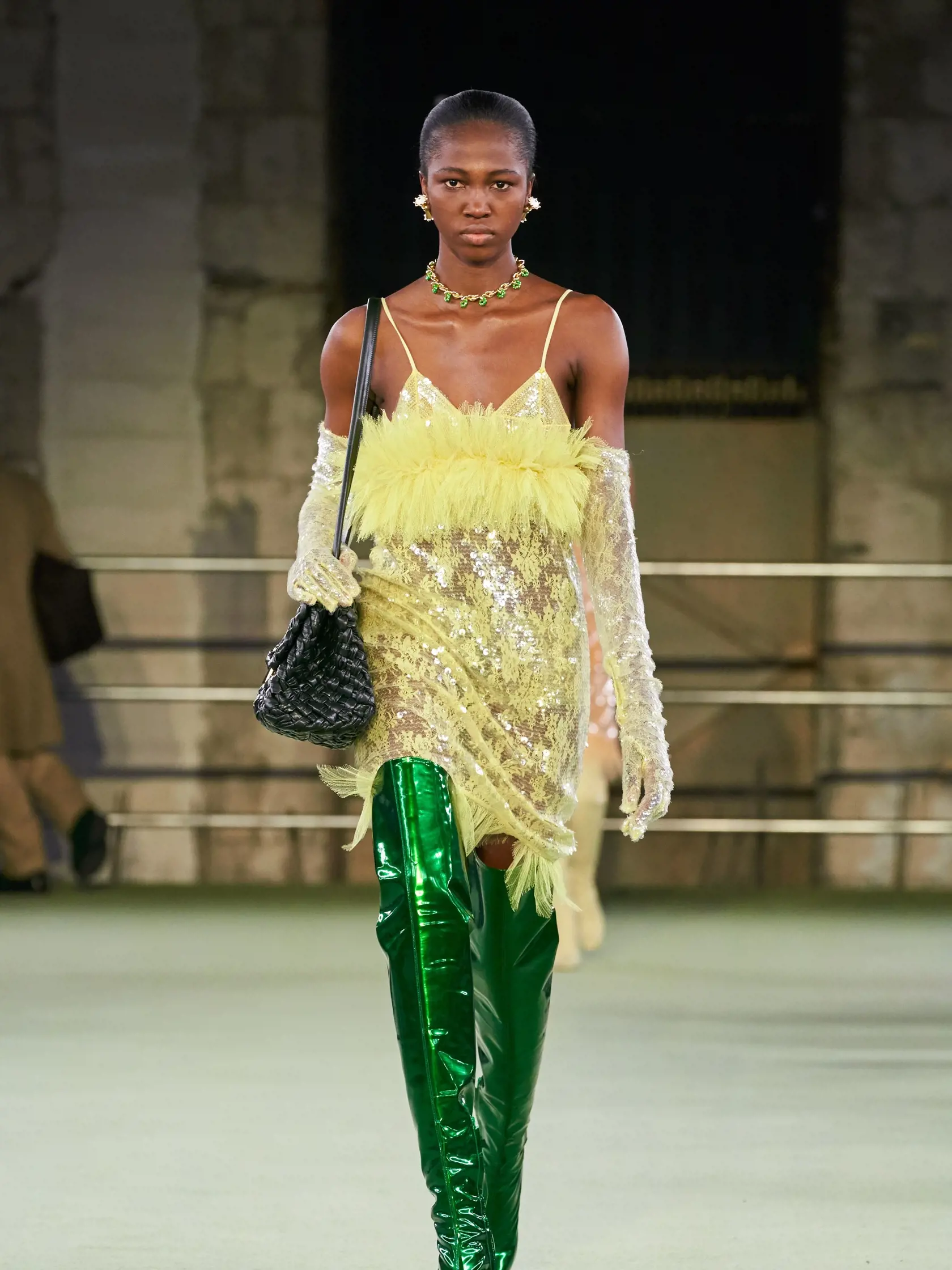 Bottega Veneta: Mixujte dokopy viaceré lesklé materiály pre pravý slávnostný look.