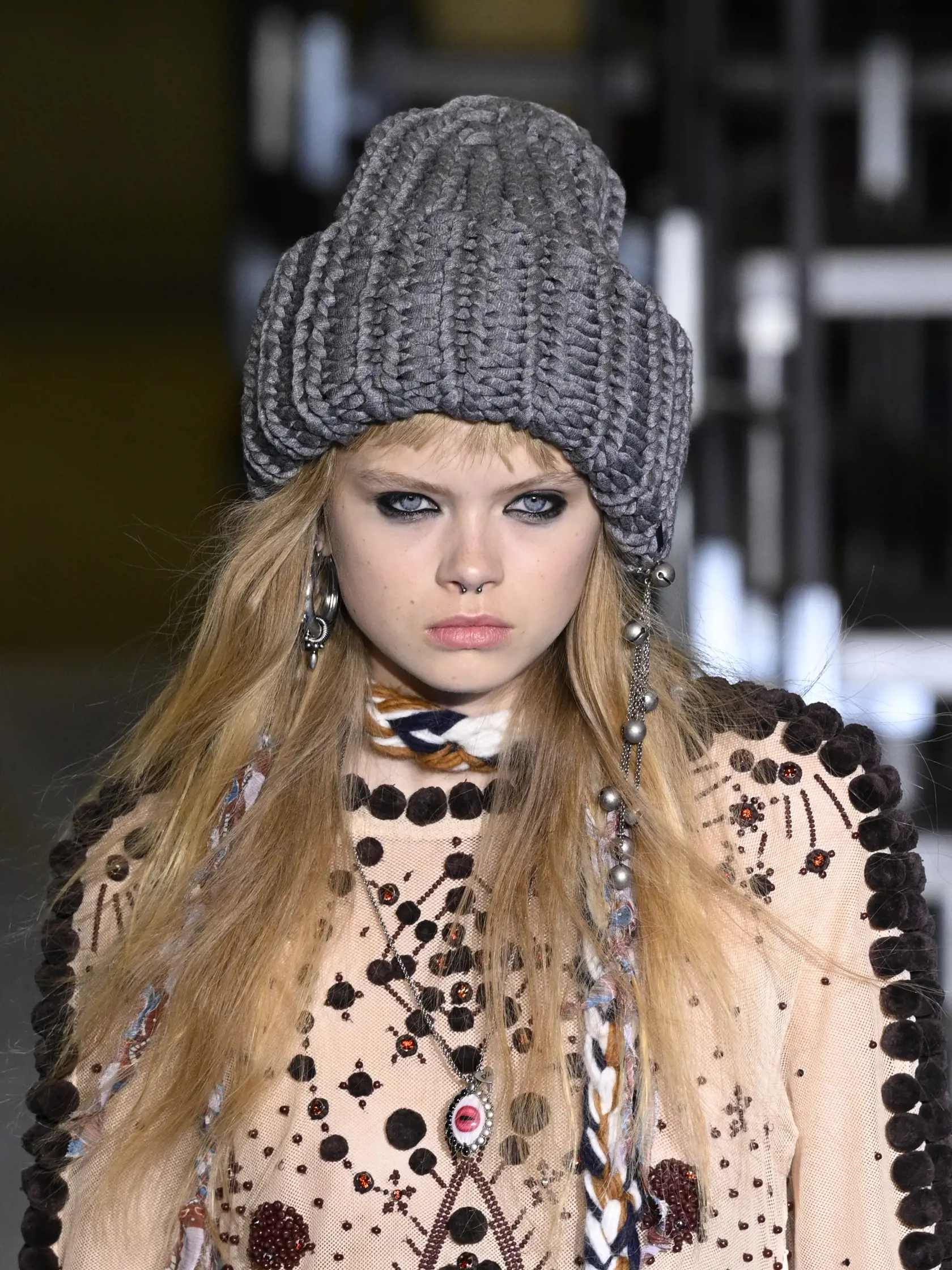 Dsquared2: Nezabudnite pridať ani maxi pletené doplnky. Oversized čiapka šik zahrá a zároveň zahreje.