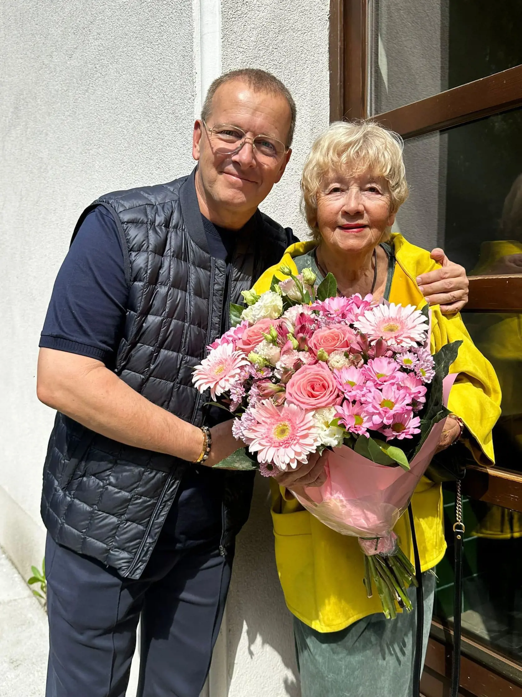 Takto svojej mamine gratuloval Boris Kollár. „Dnešný deň vznikol práve pre Teba, pre vás! Mama, mamička, maminka je úplne jedno ako ju každý z nás voláme, dôležité je, čo všetko pre nás znamená. Jedno slovo, jedna žena, ale neuveriteľná láska, úcta a vďaka, ktorú si určite každá zaslúži,“ napísal.