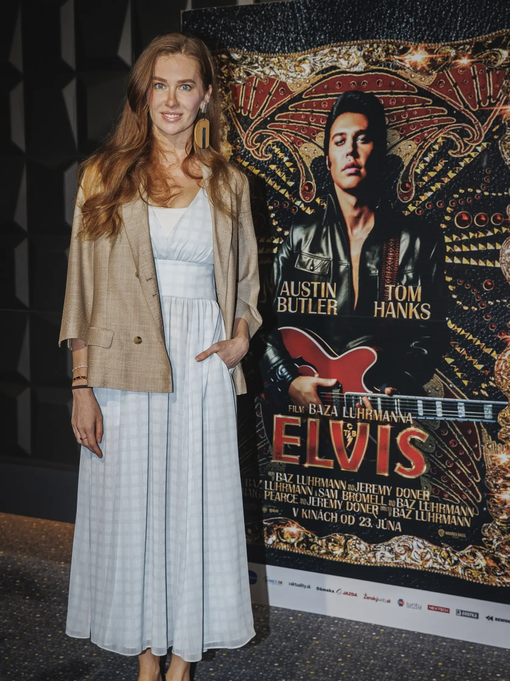 Eva Verešová s manželom prichádza na premiéru filmu Elvis.