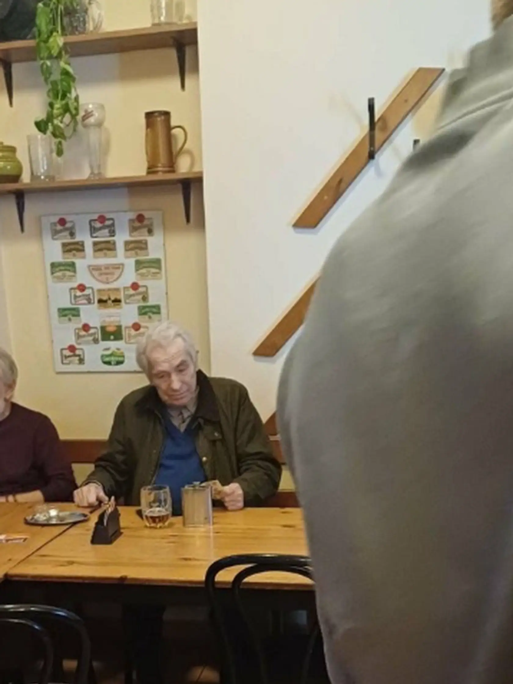Posledné zábery Aloisa Švehlíka na verejnosti. Pohárom pivka nepohrdol ani vo vyššom veku.