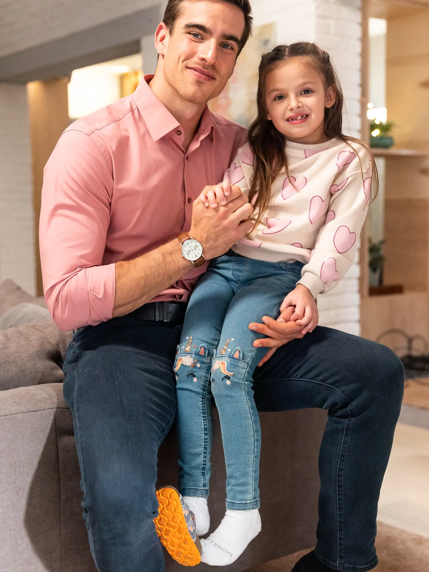 Nový markizácky seriál Mama na prenájom. Na snímke Adam Bardy so seriálovou dcérkou.